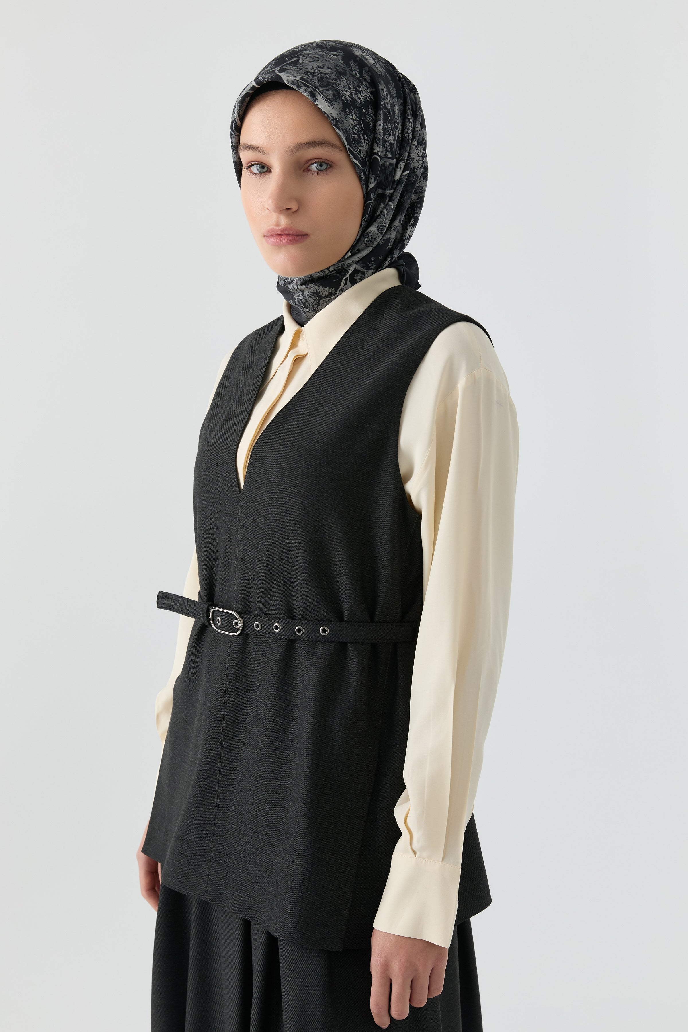 Yandan Yırtmaç Detaylı Süveter - Antrasit TUGBA