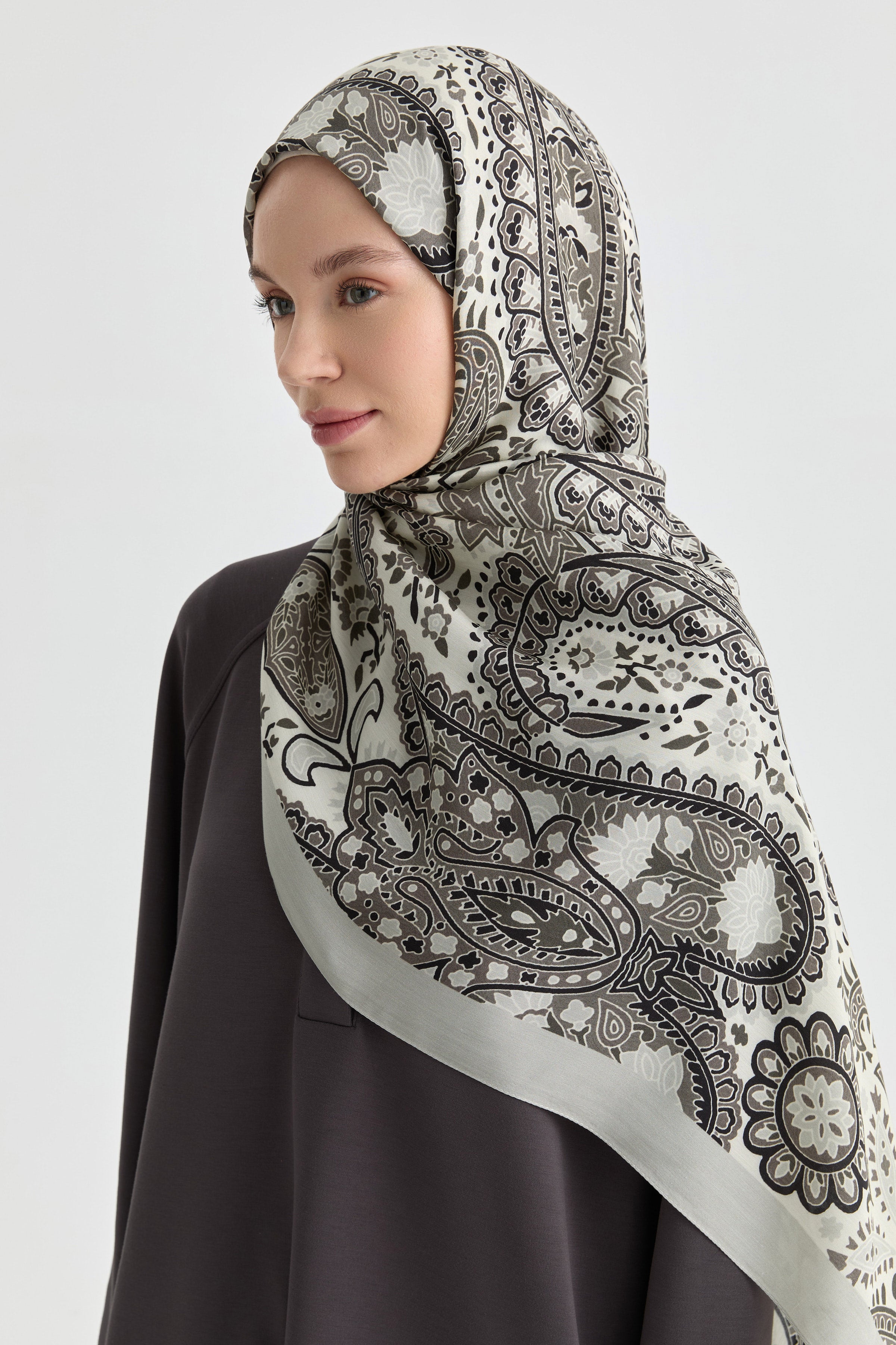 Paisley Desenli Natural Şal - Siyah TUGBA