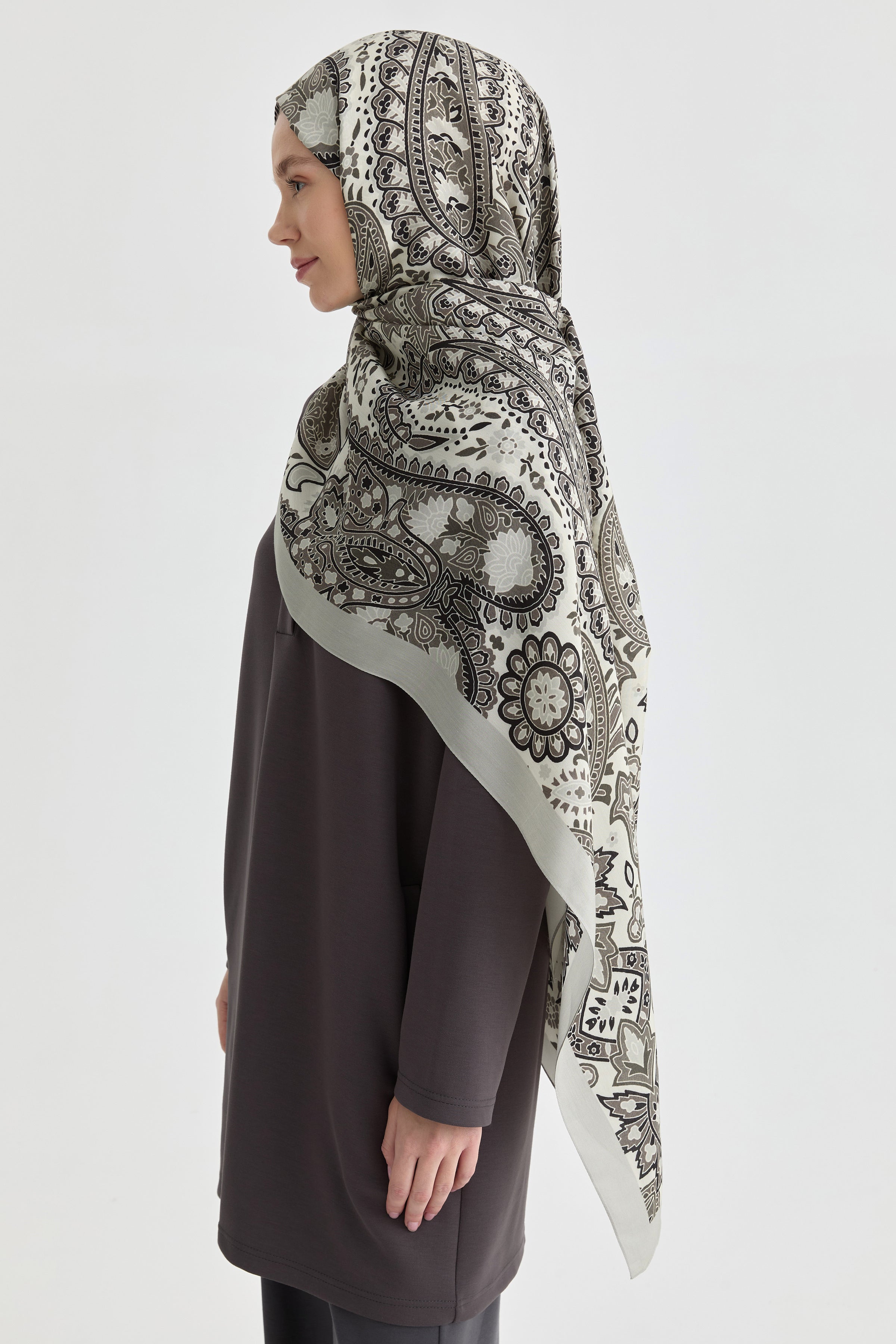 Paisley Desenli Natural Şal - Siyah TUGBA