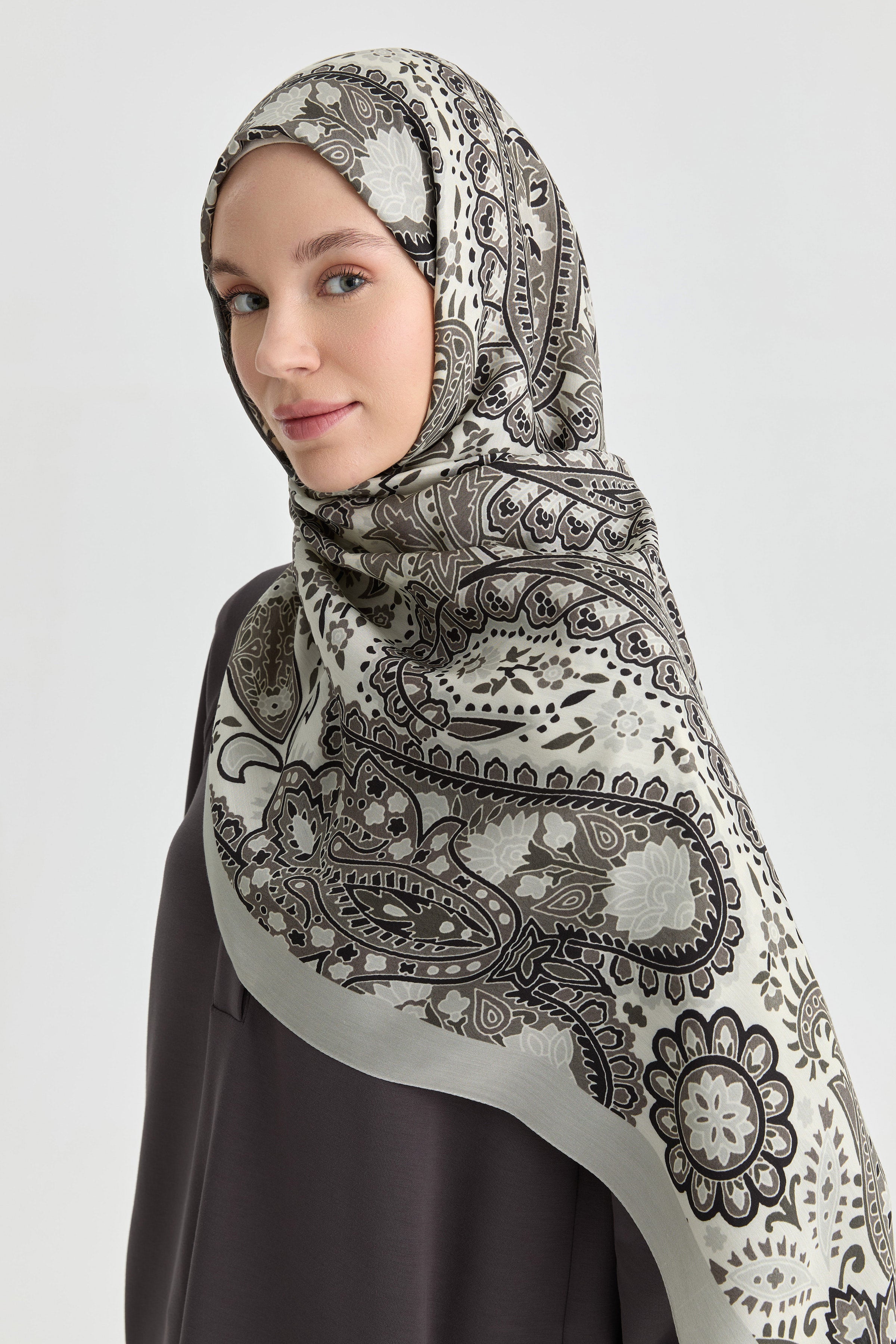 Paisley Desenli Natural Şal - Siyah TUGBA