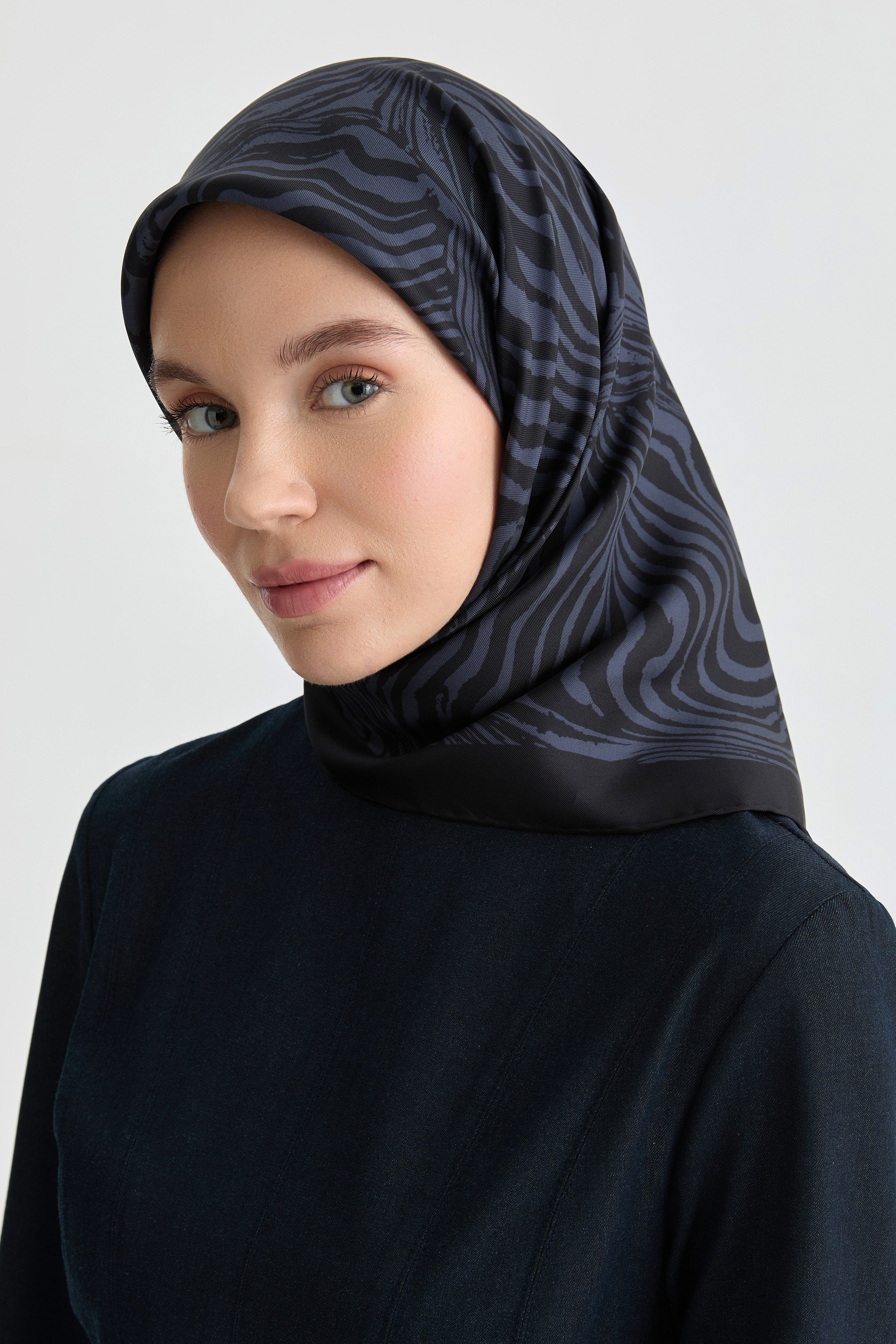 Nilda Twill İpek Eşarp - Lacivert TUGBA