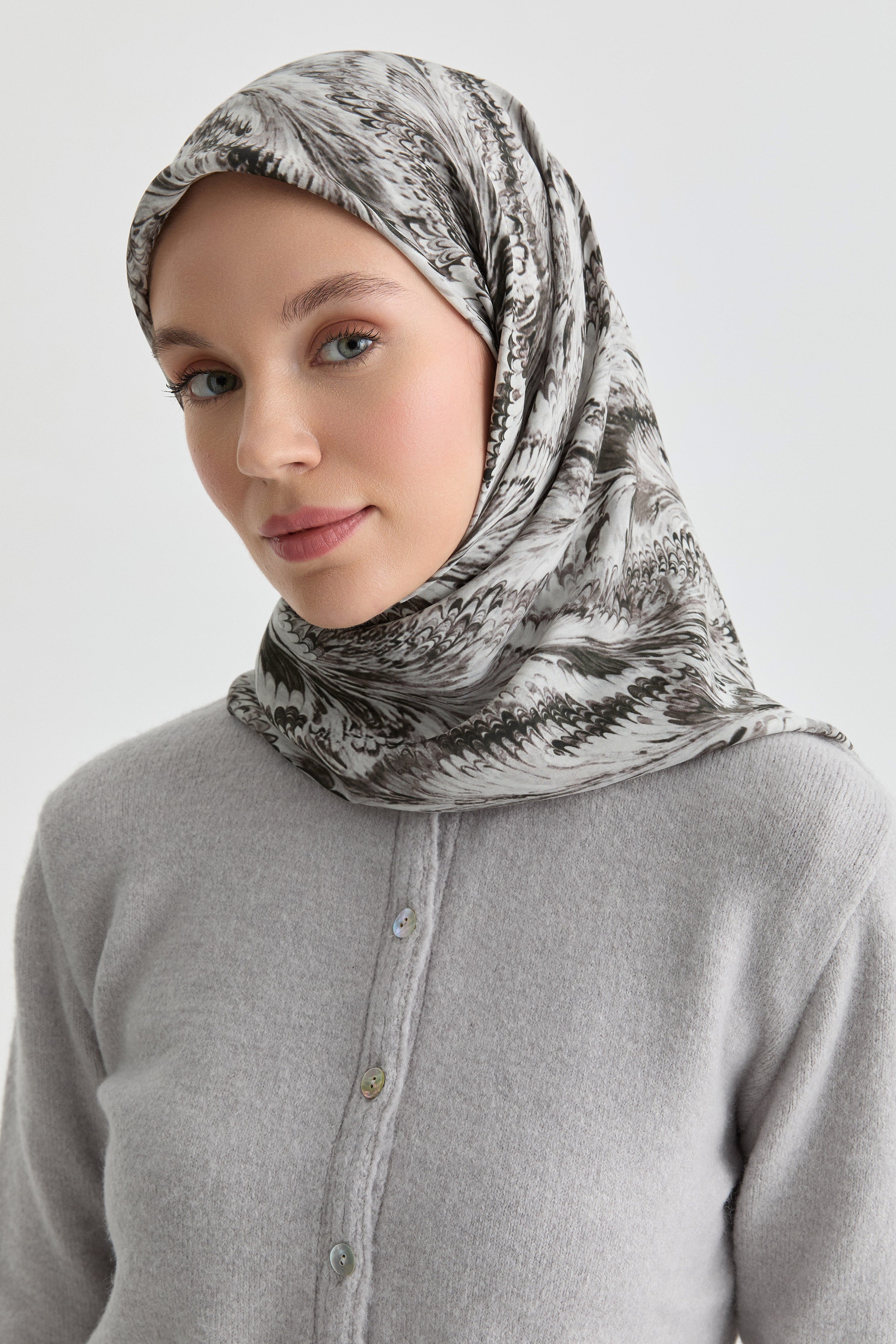 Ebru Desenli Natural Eşarp - Siyah TUGBA