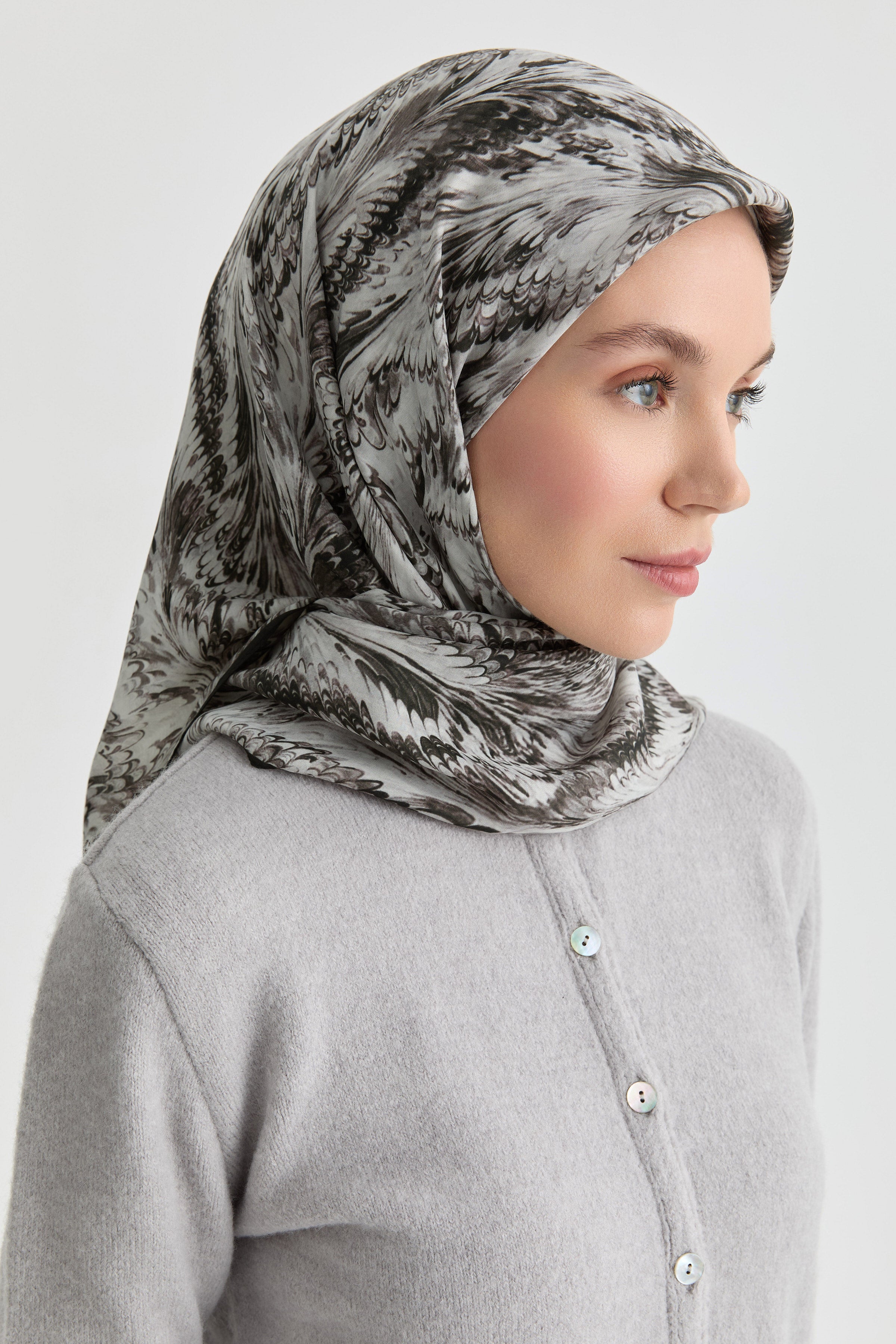 Ebru Desenli Natural Eşarp - Siyah TUGBA