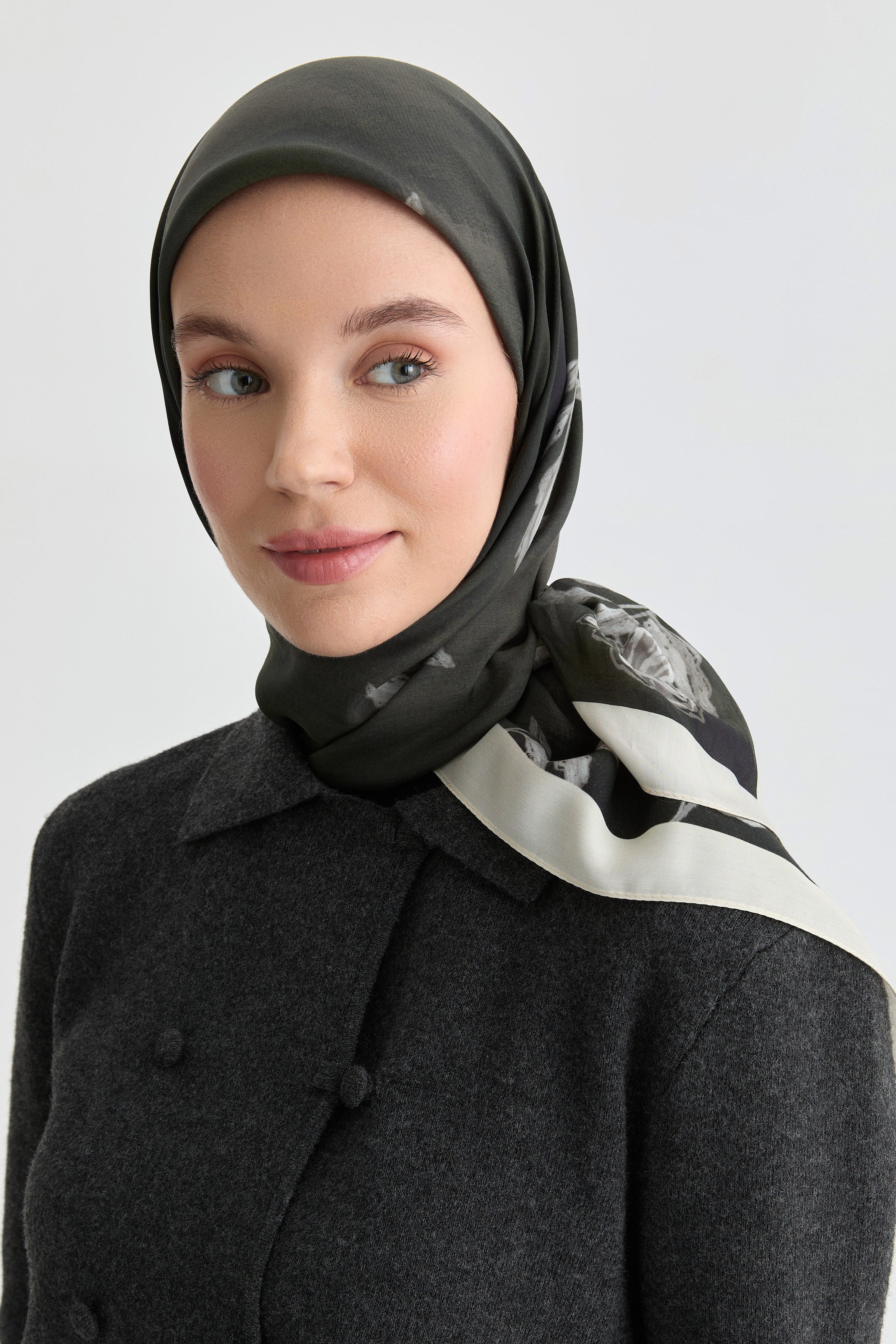 Funda Çiçek Desenli Natural Eşarp - Siyah TUGBA