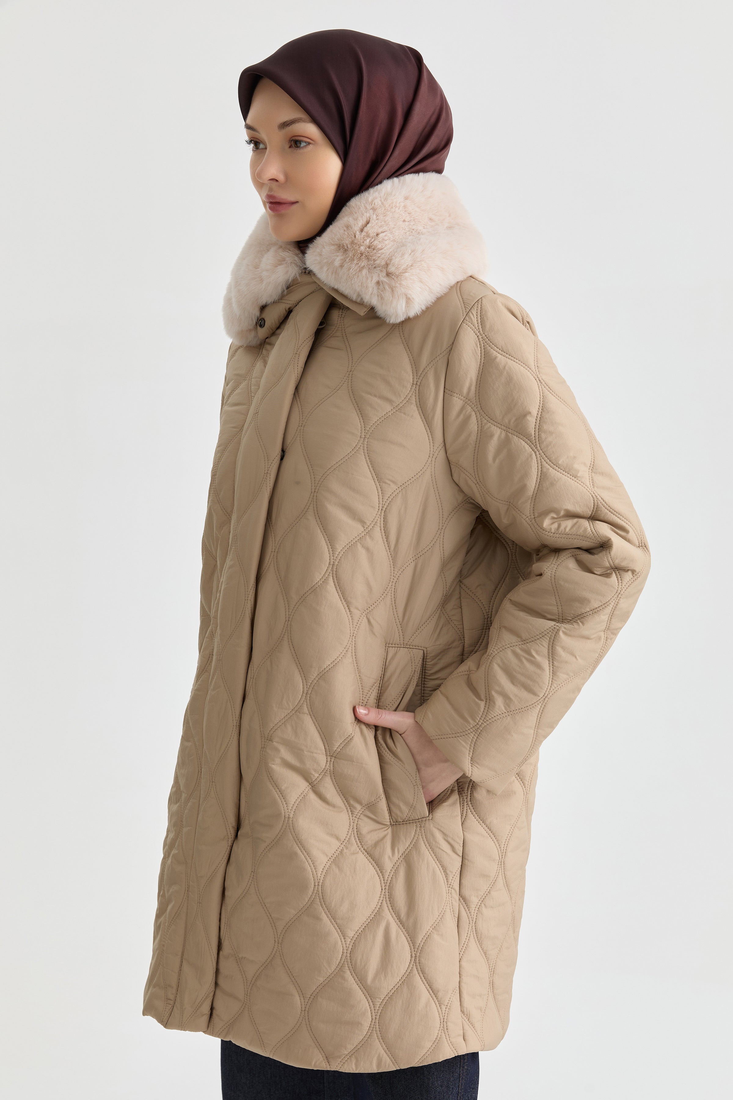 Yakası Kürk Detaylı Kaban - Taş TUGBA