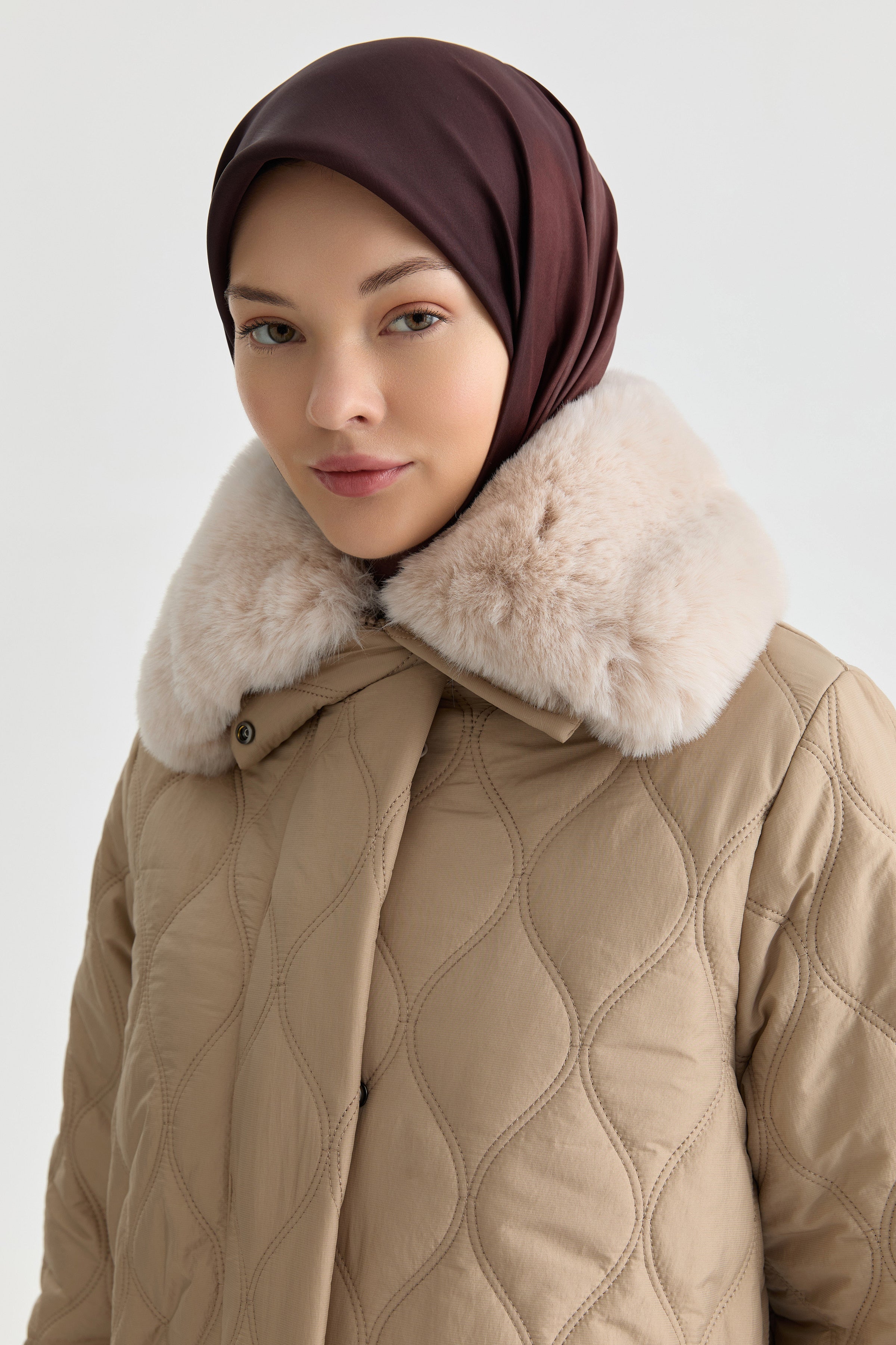 Yakası Kürk Detaylı Kaban - Taş TUGBA