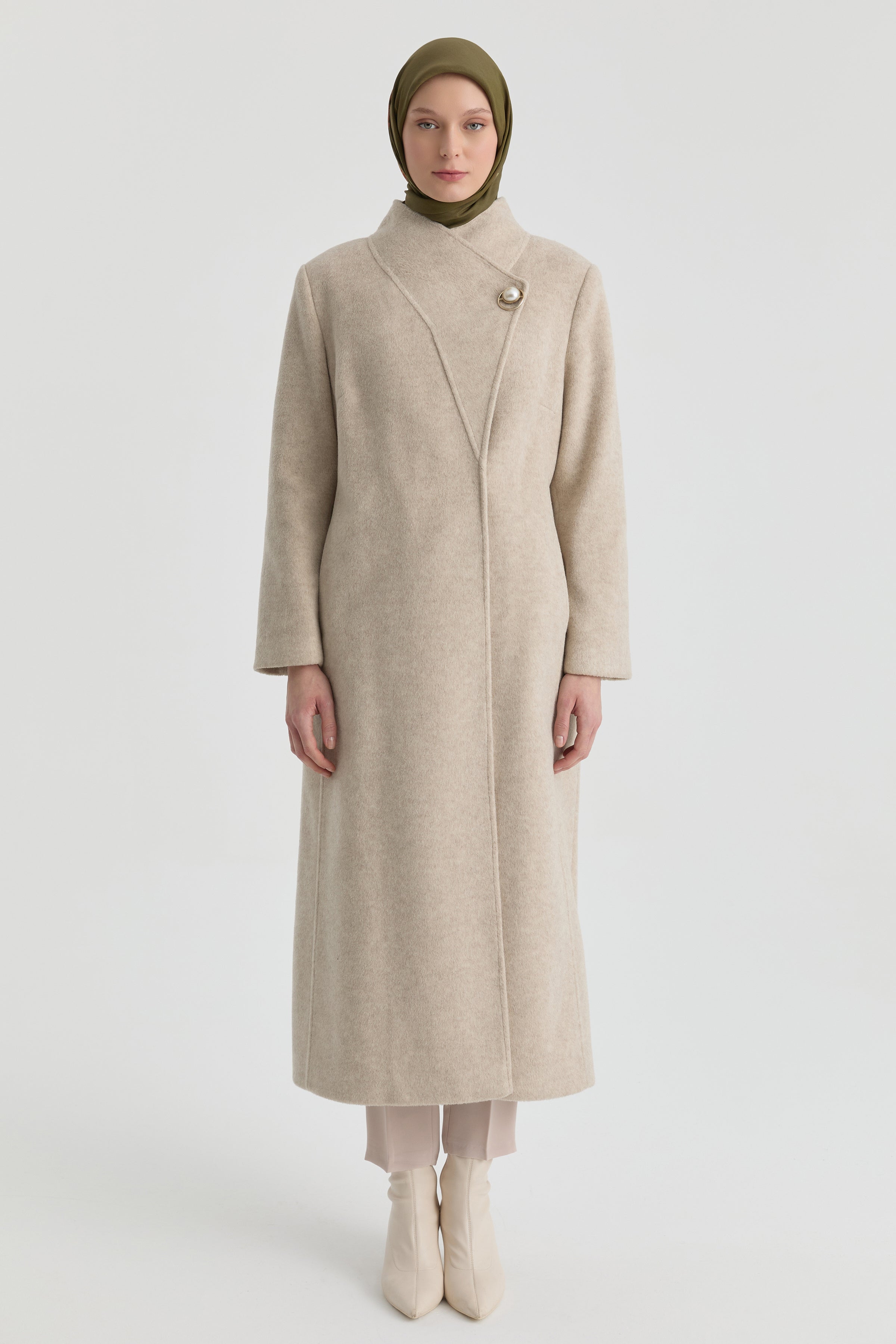 Broş Detaylı Kuşaklı Manto - Bej TUGBA