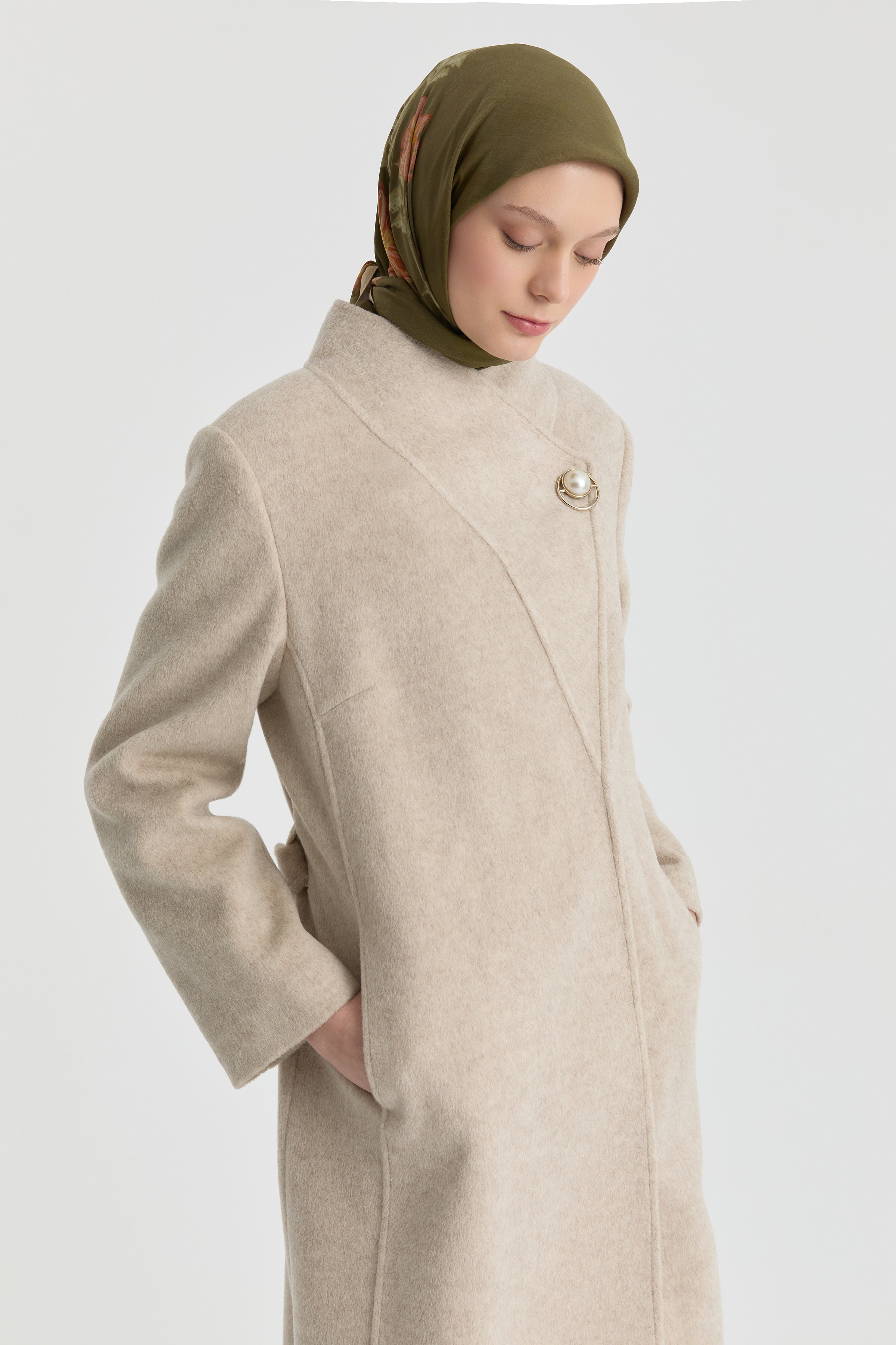 Broş Detaylı Kuşaklı Manto - Bej TUGBA