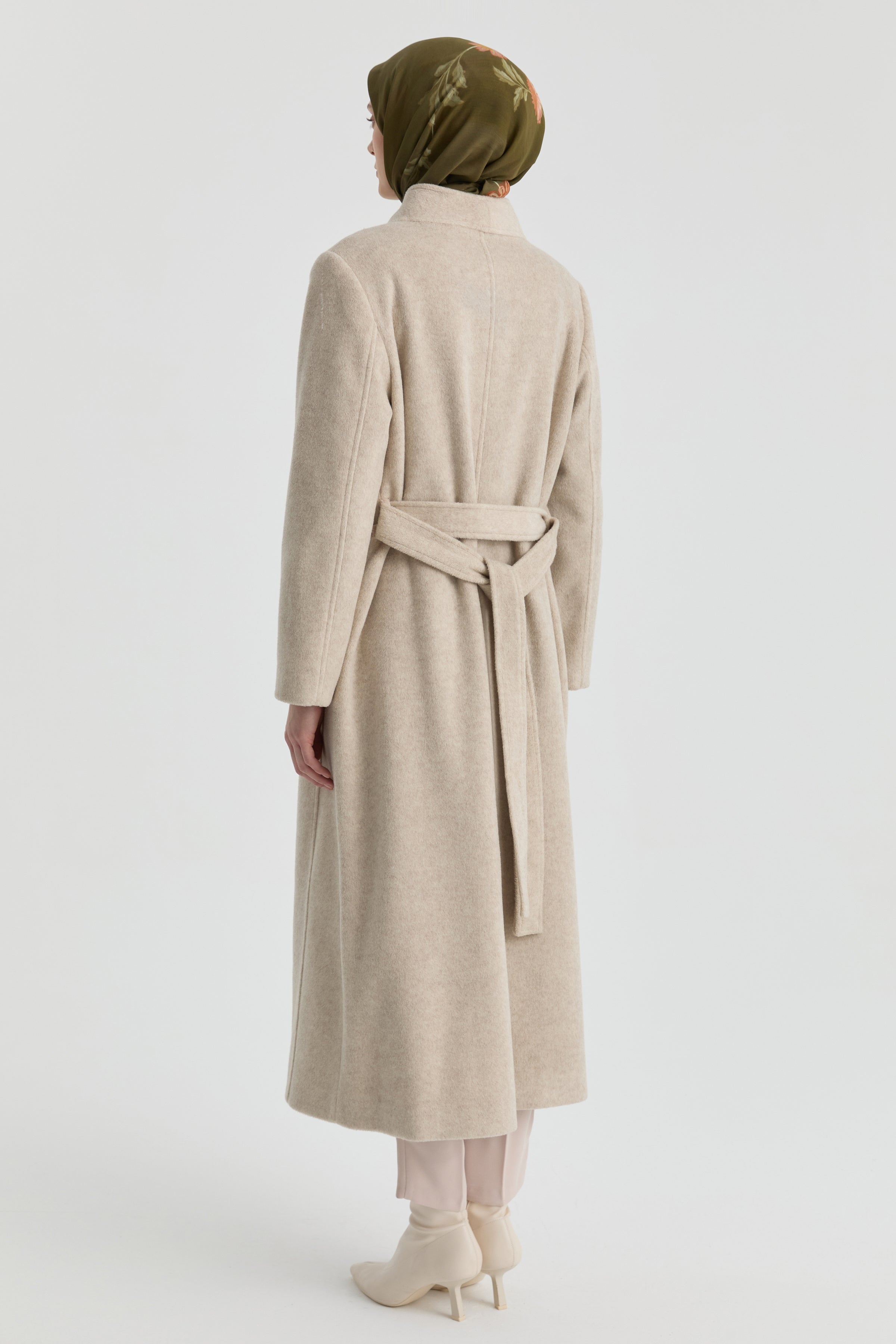 Broş Detaylı Kuşaklı Manto - Bej TUGBA