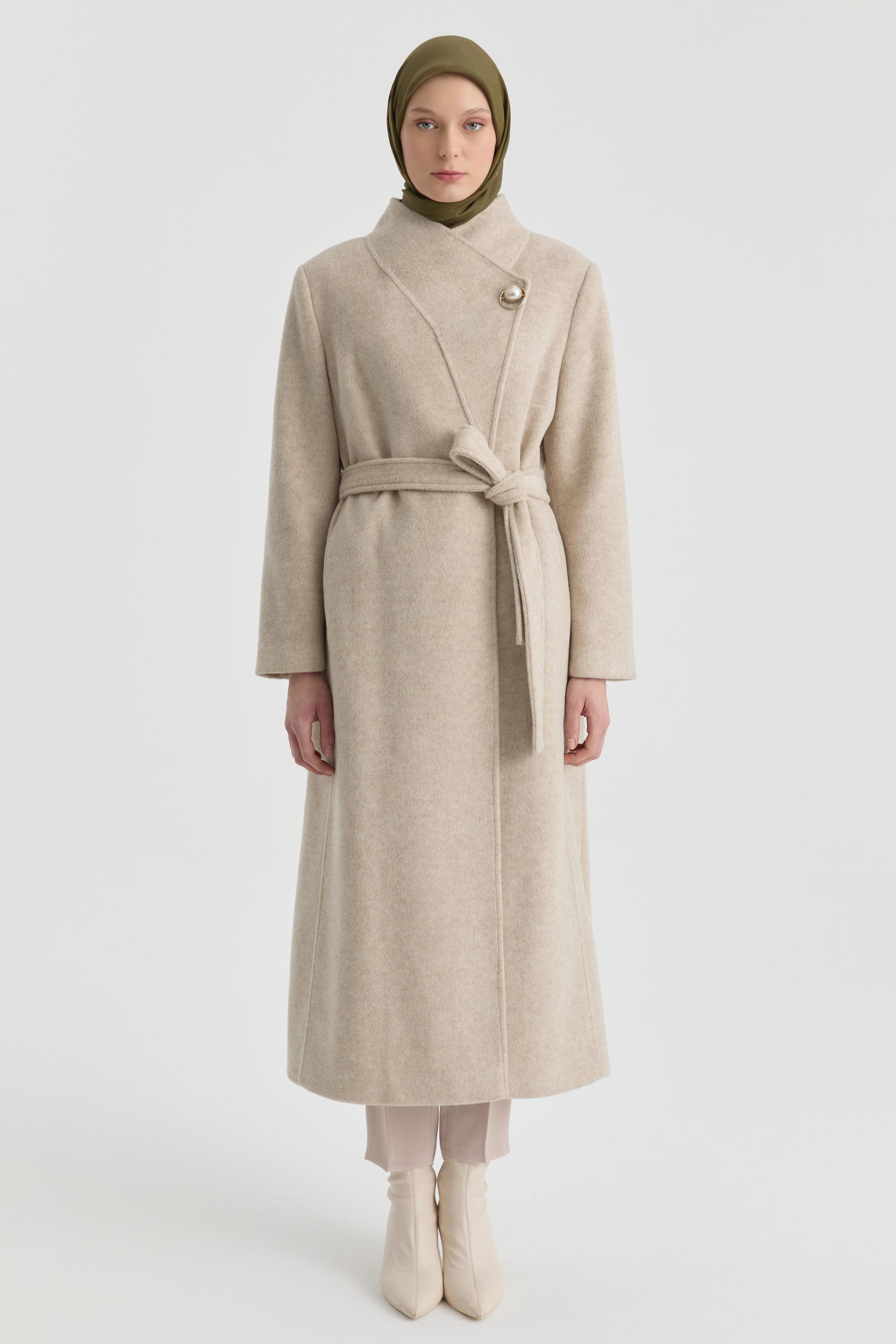 Broş Detaylı Kuşaklı Manto - Bej TUGBA
