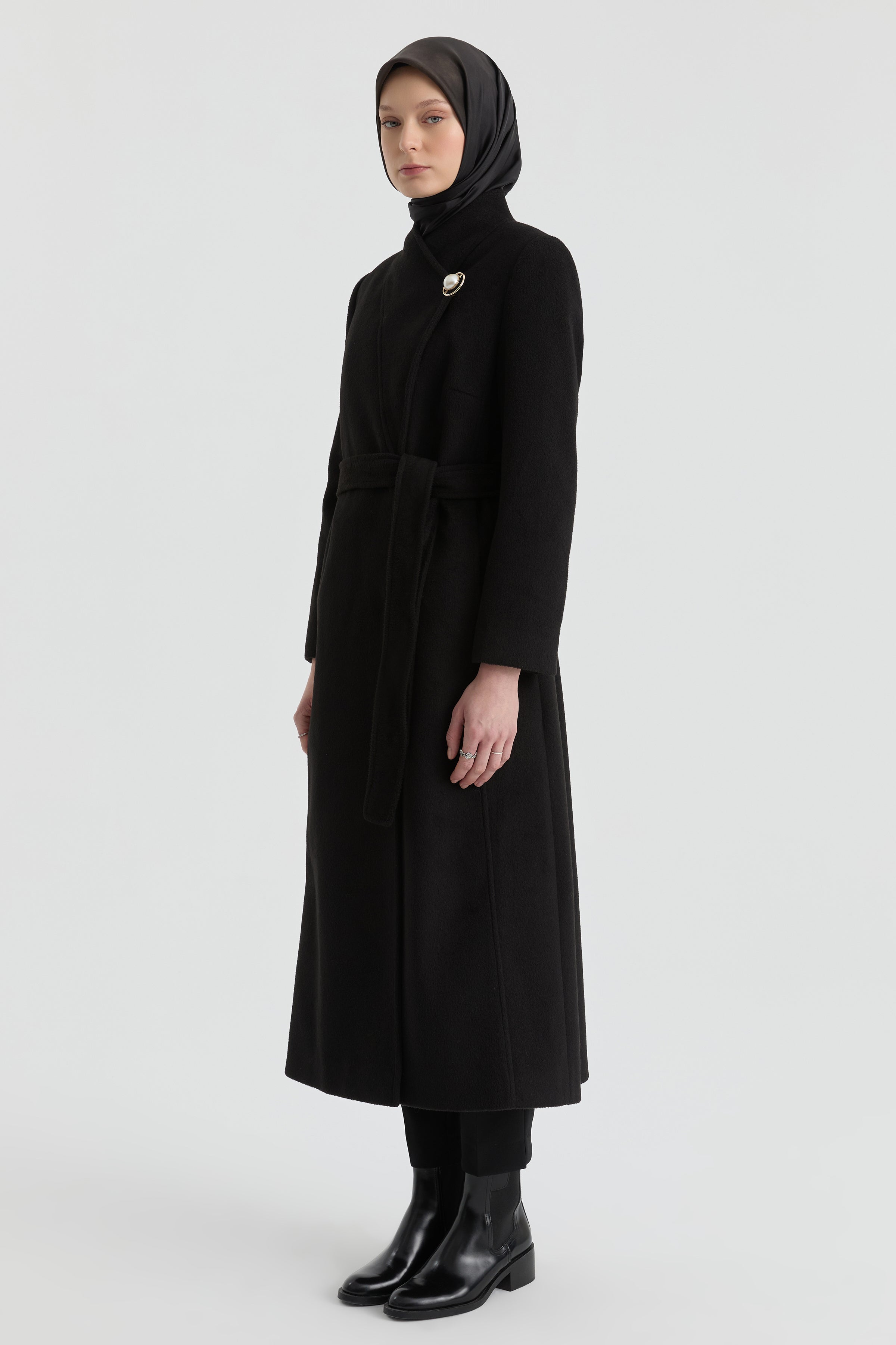 Broş Detaylı Kuşaklı Manto - Siyah TUGBA