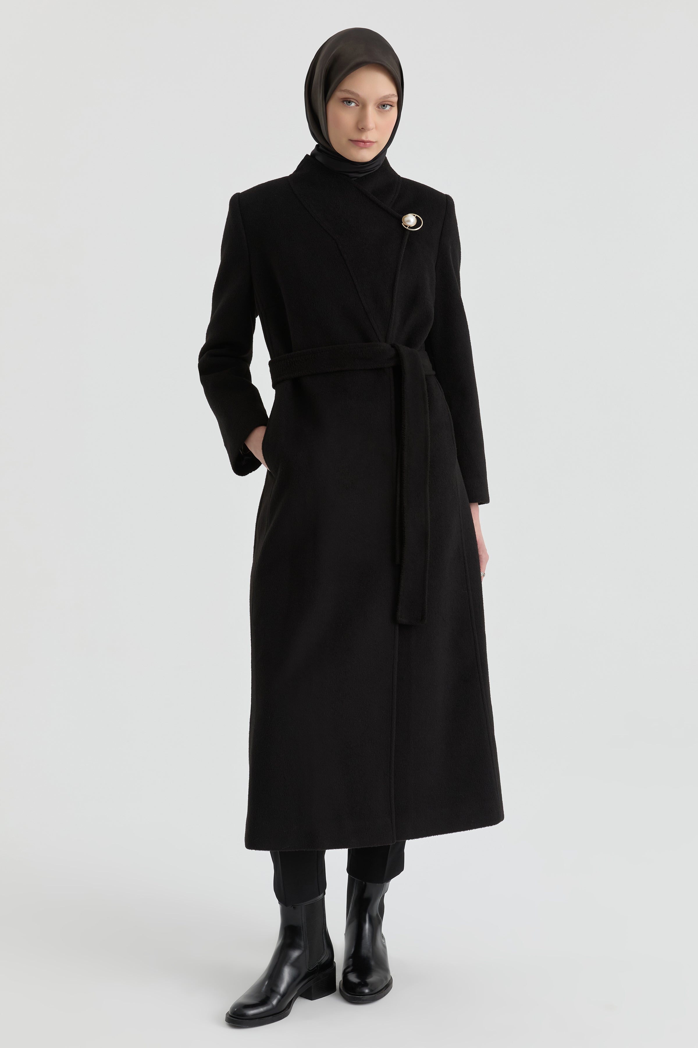 Broş Detaylı Kuşaklı Manto - Siyah TUGBA