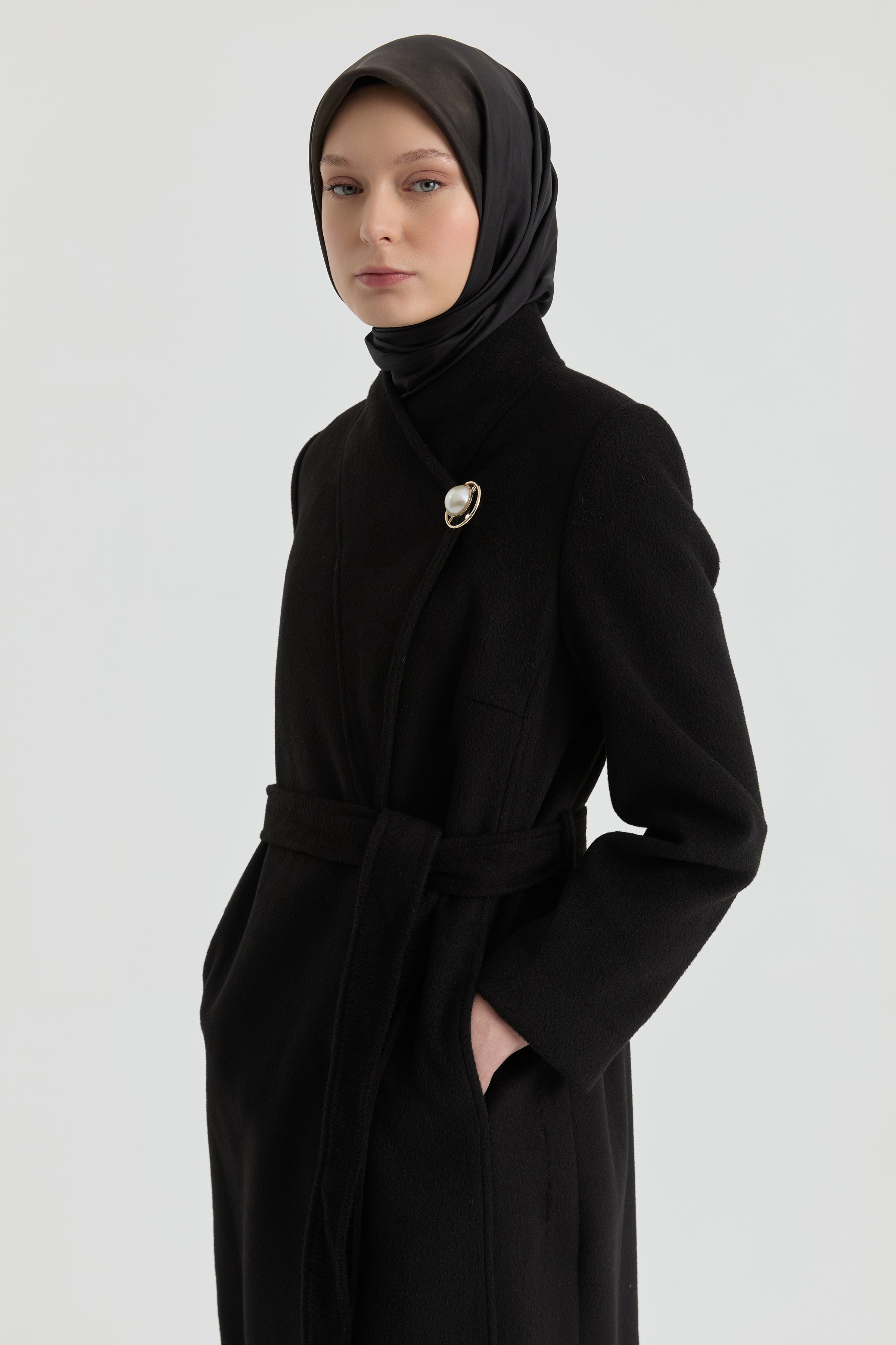 Broş Detaylı Kuşaklı Manto - Siyah TUGBA