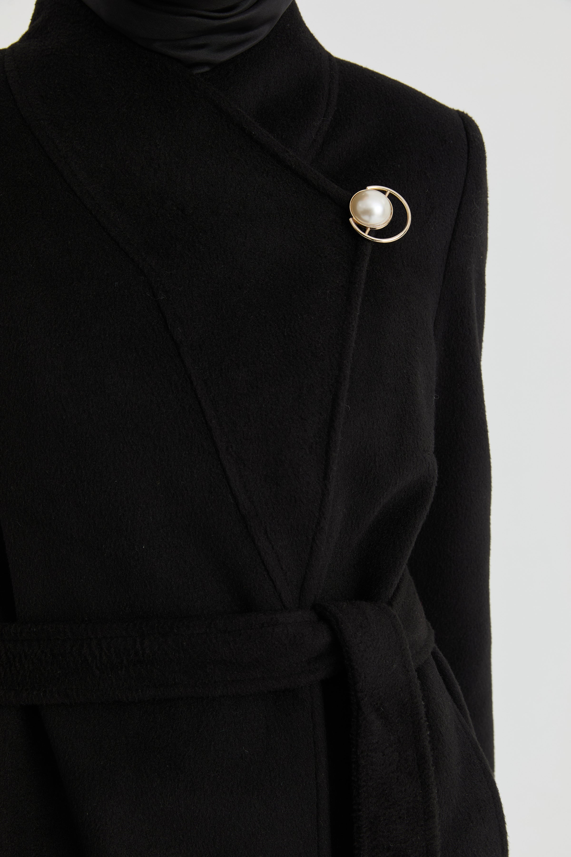 Broş Detaylı Kuşaklı Manto - Siyah TUGBA