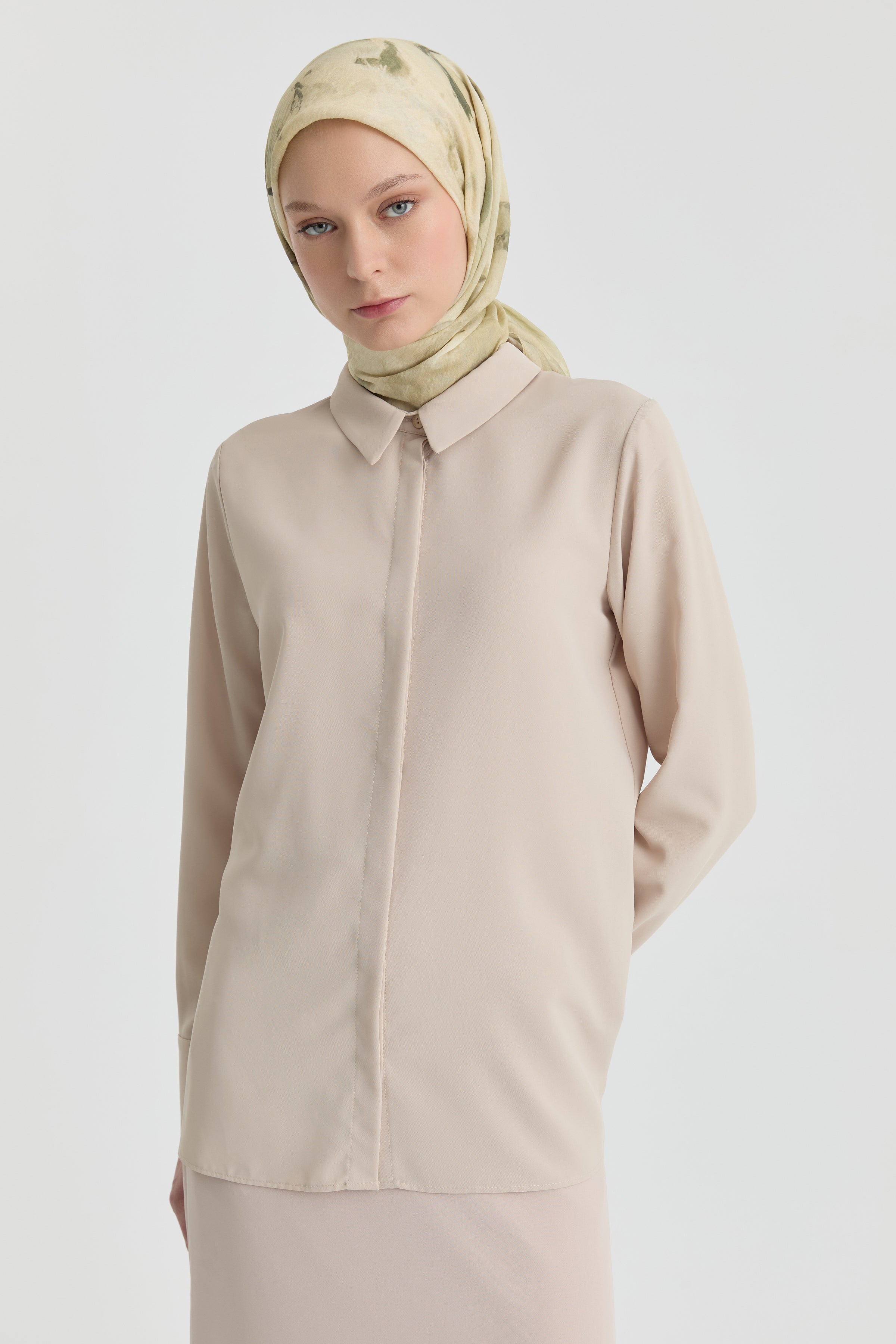 Gizli Patlı Basic Gömlek - Bej TUGBA