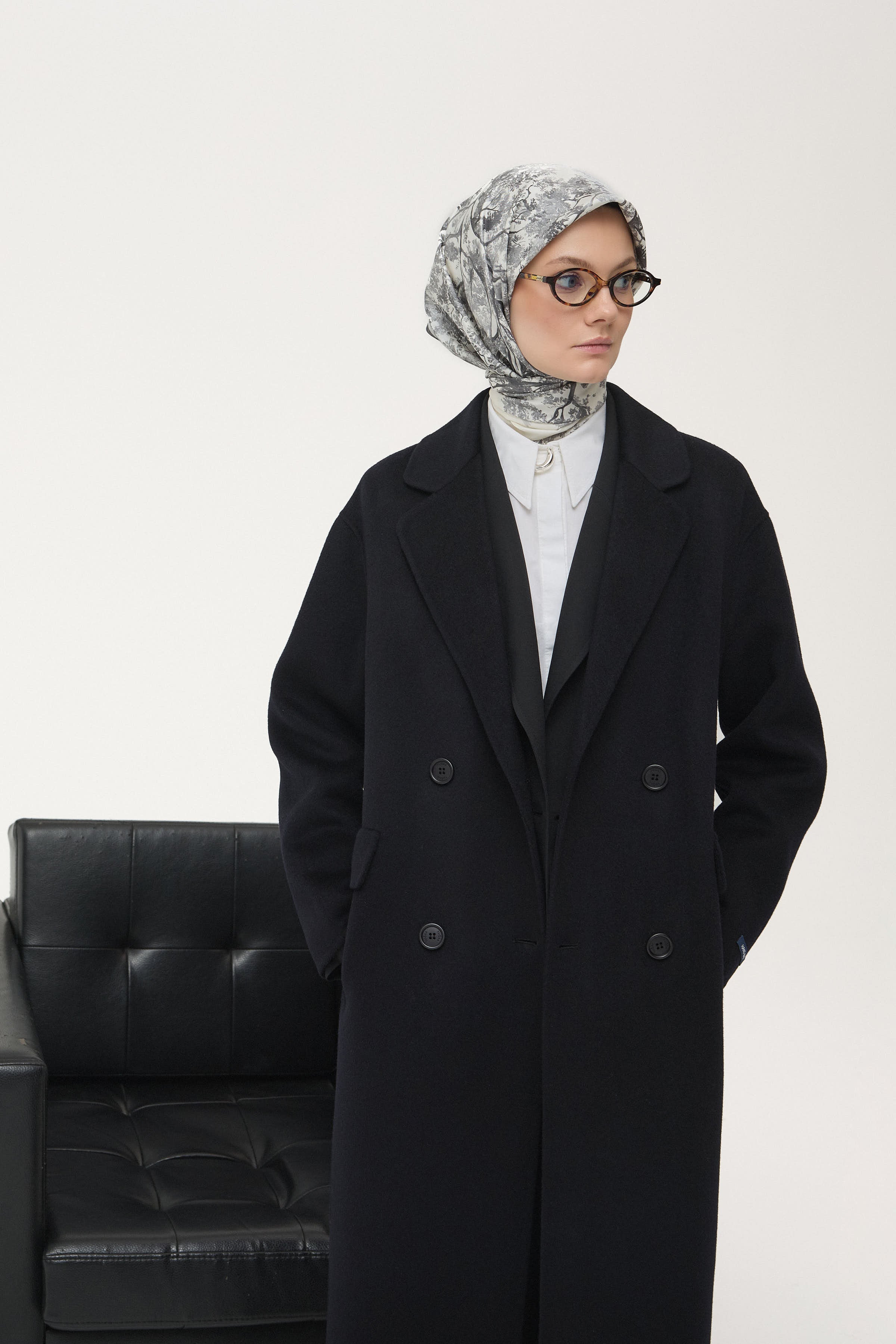 El Yapımı %100 Yün Kruvaze Kaban - Siyah TUGBA