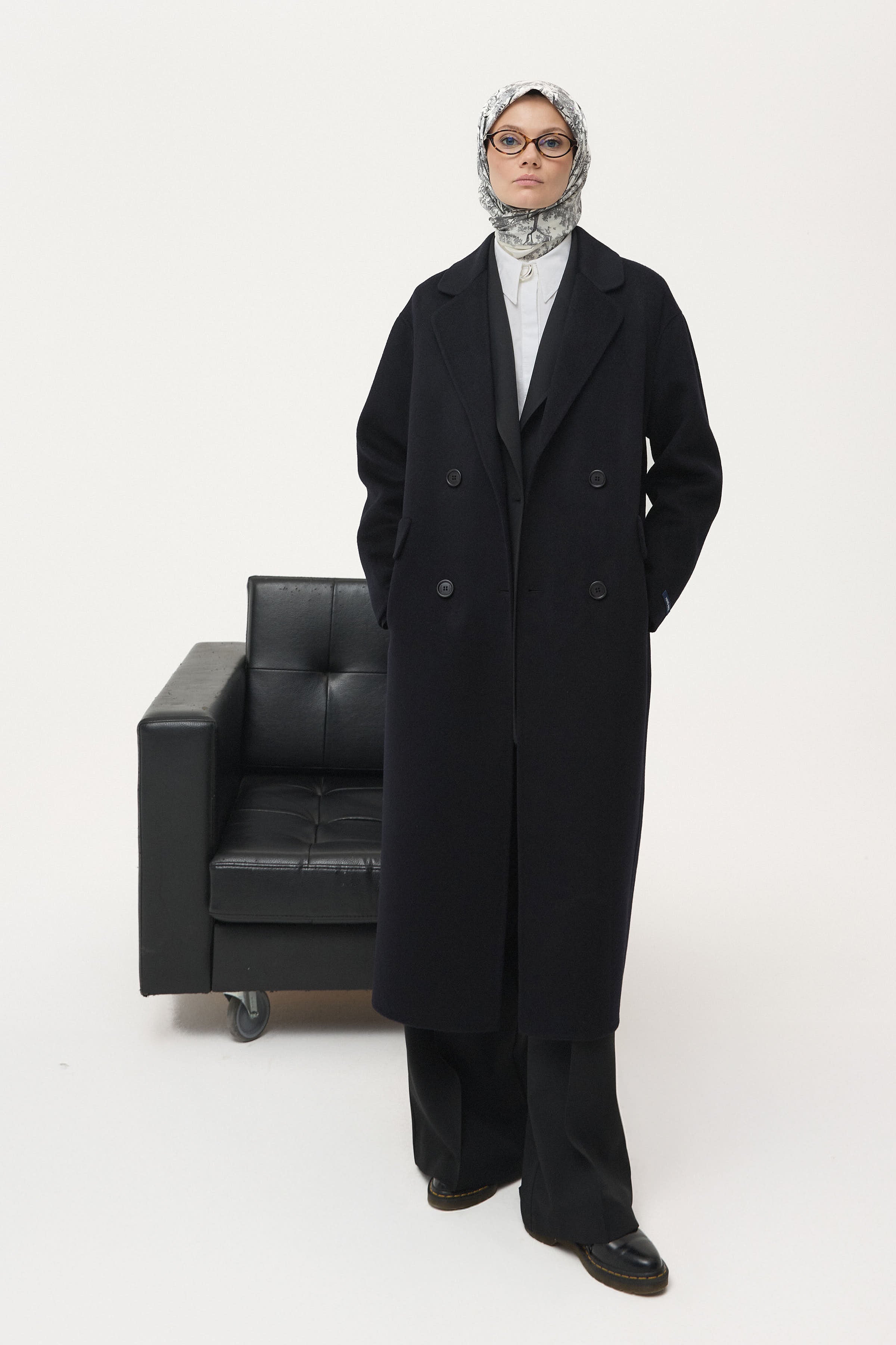 El Yapımı %100 Yün Kruvaze Kaban - Siyah TUGBA