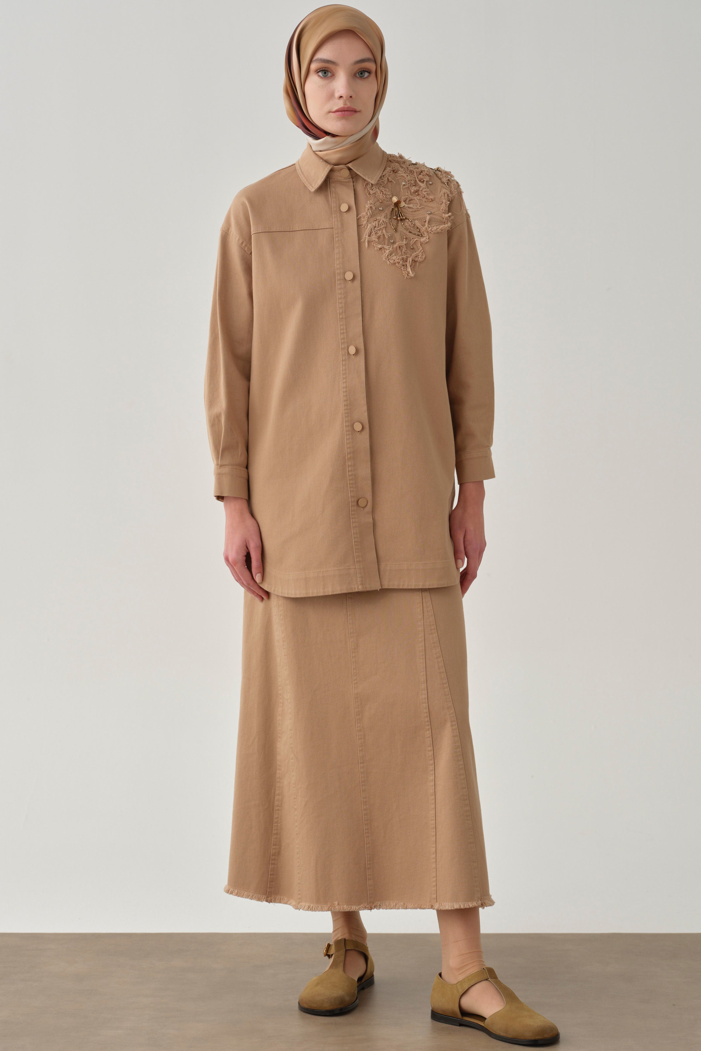 Aplike Nakış Detaylı Canvas Ceket - Camel TUGBA