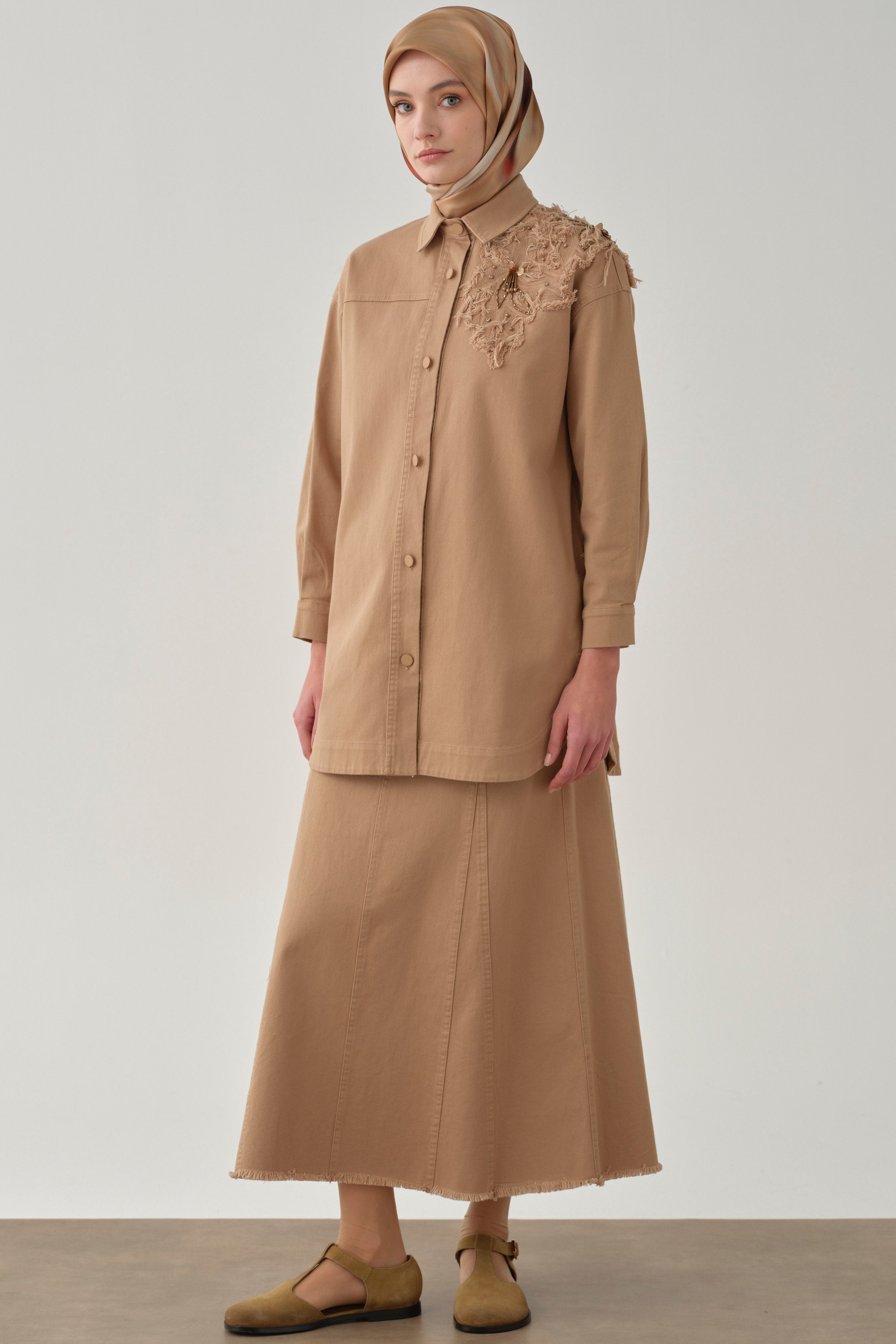 Aplike Nakış Detaylı Canvas Ceket - Camel TUGBA