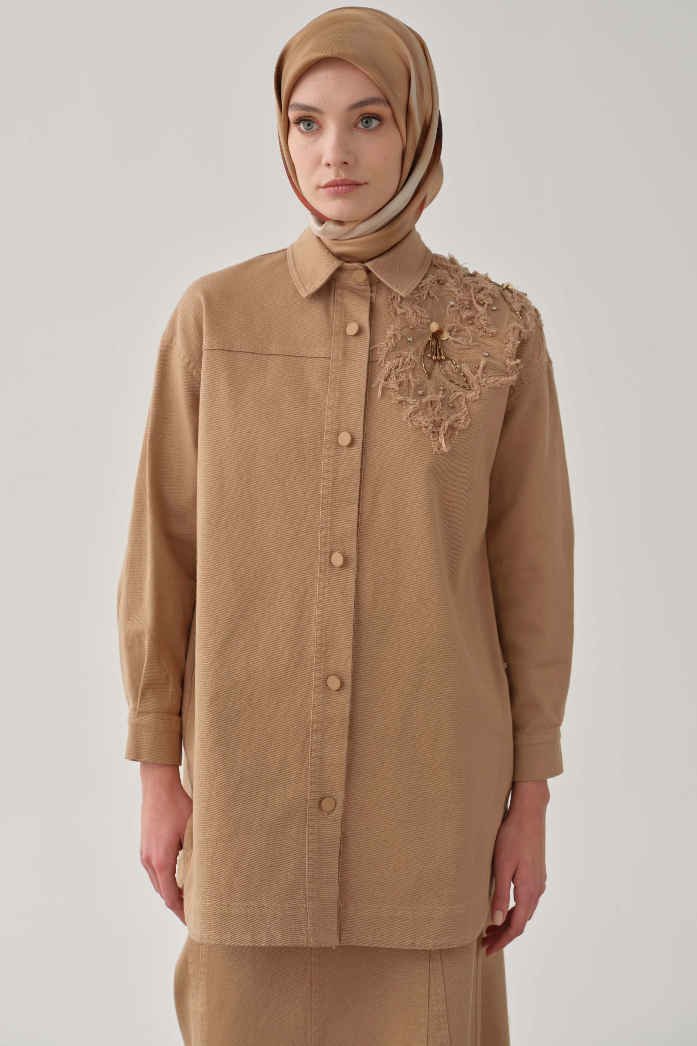 Aplike Nakış Detaylı Canvas Ceket - Camel TUGBA