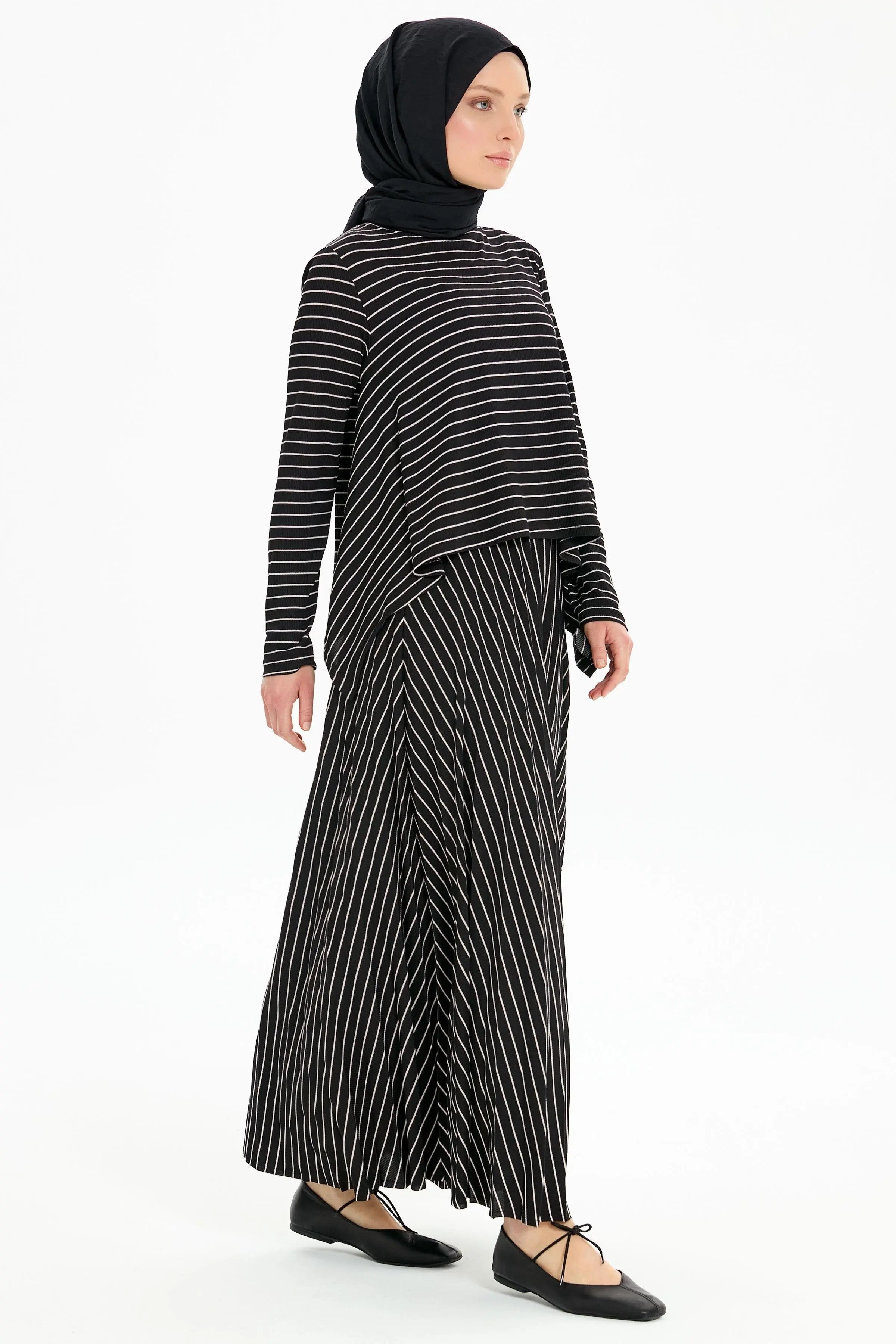 Asimetrik Kesim Bluz Plisoley Etekli Çizgili Takım - Siyah TUGBA