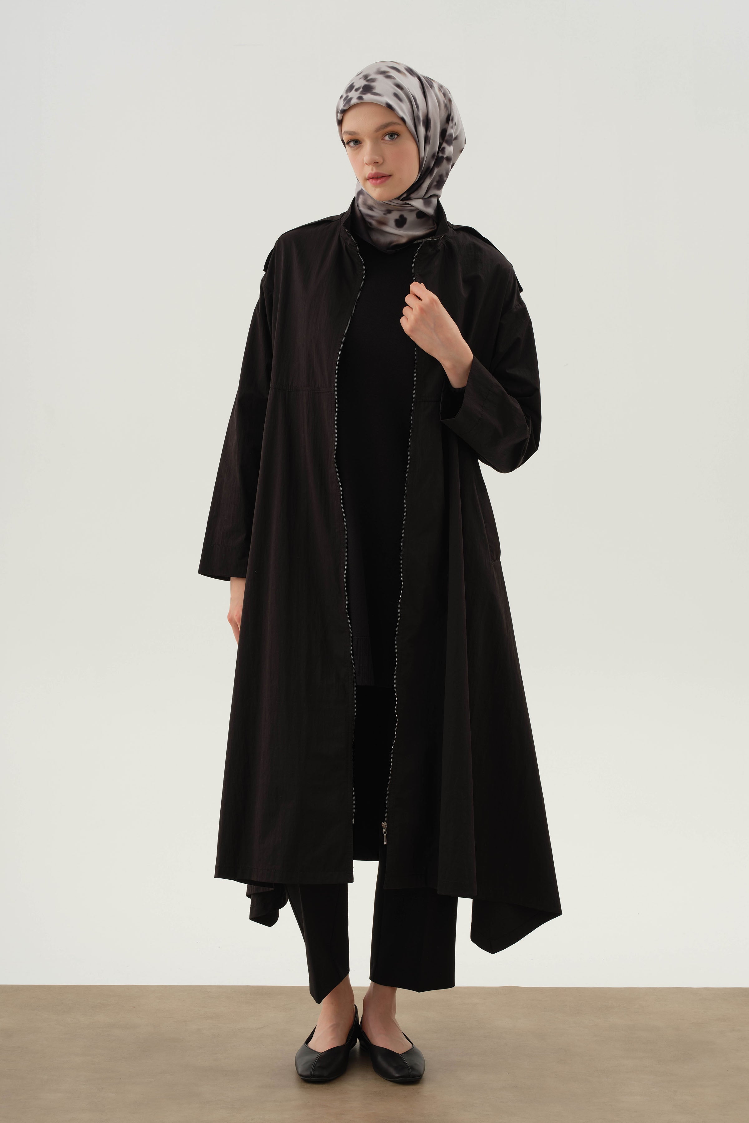 Asimetrik Kesim Düşük Kol Yağmurluk - Siyah TUGBA