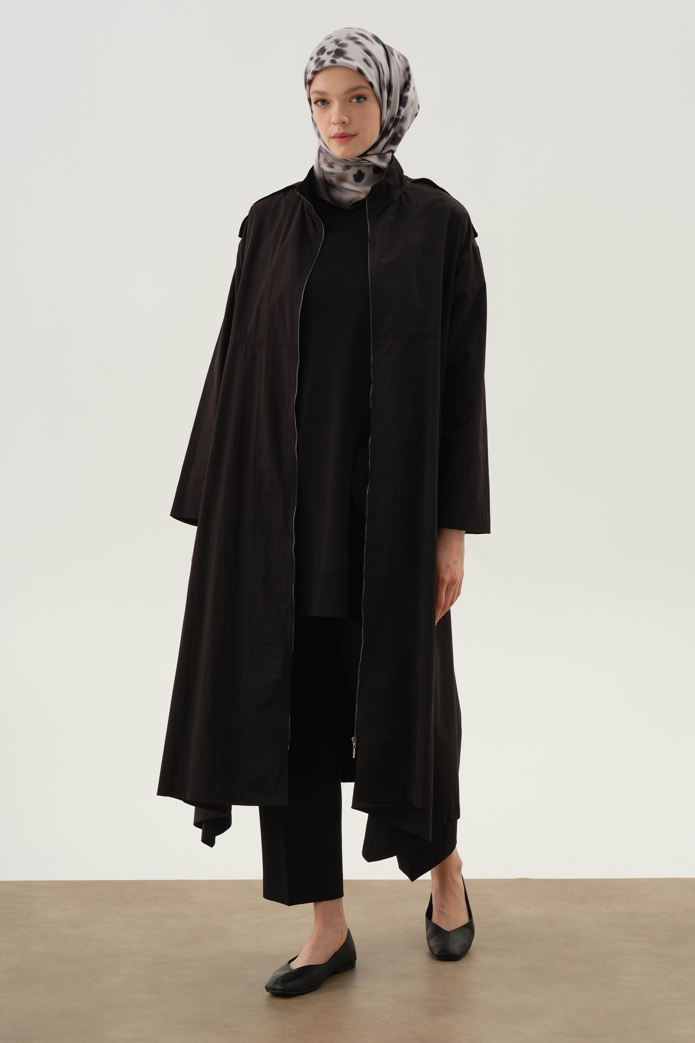 Asimetrik Kesim Düşük Kol Yağmurluk - Siyah TUGBA