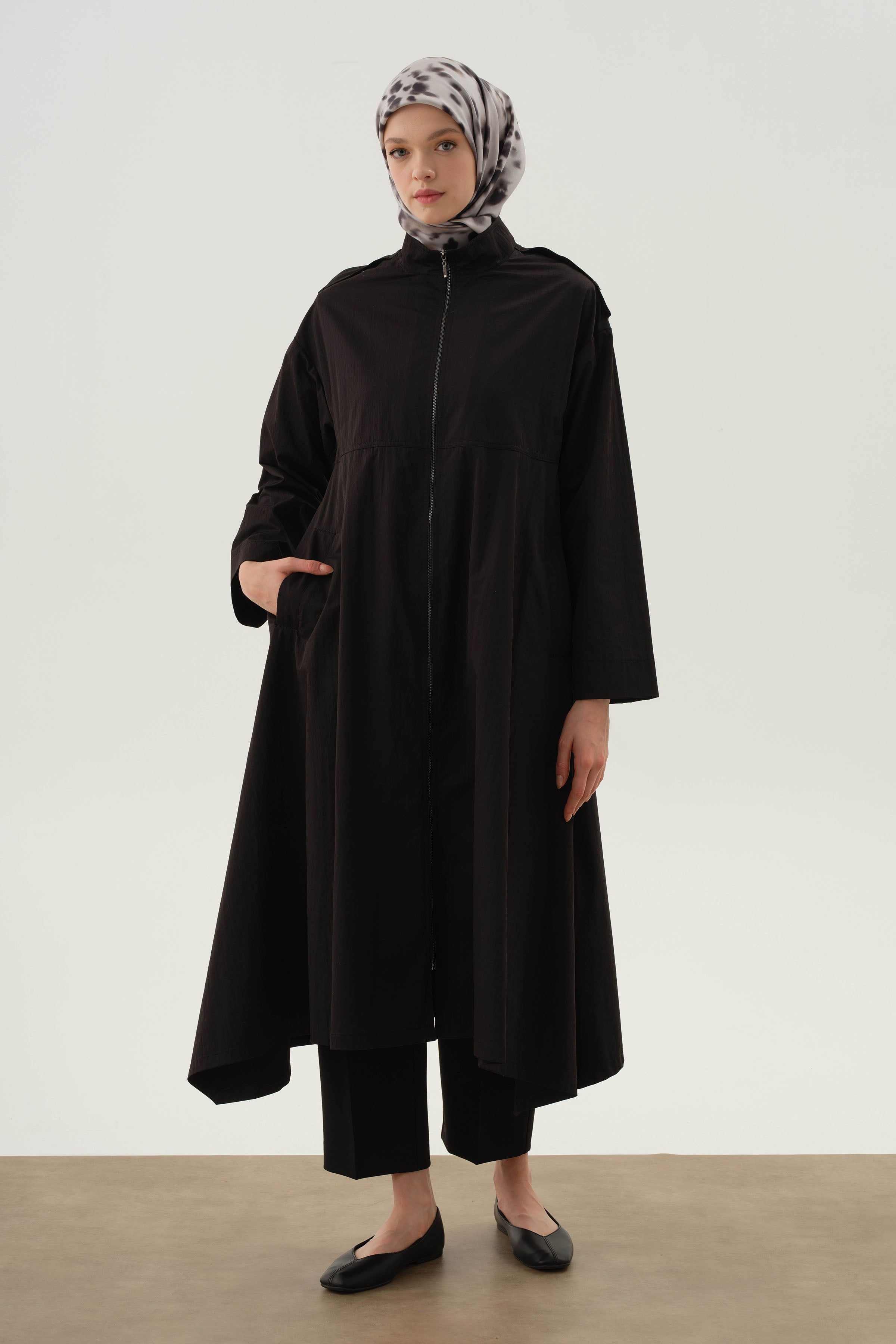 Asimetrik Kesim Düşük Kol Yağmurluk - Siyah TUGBA