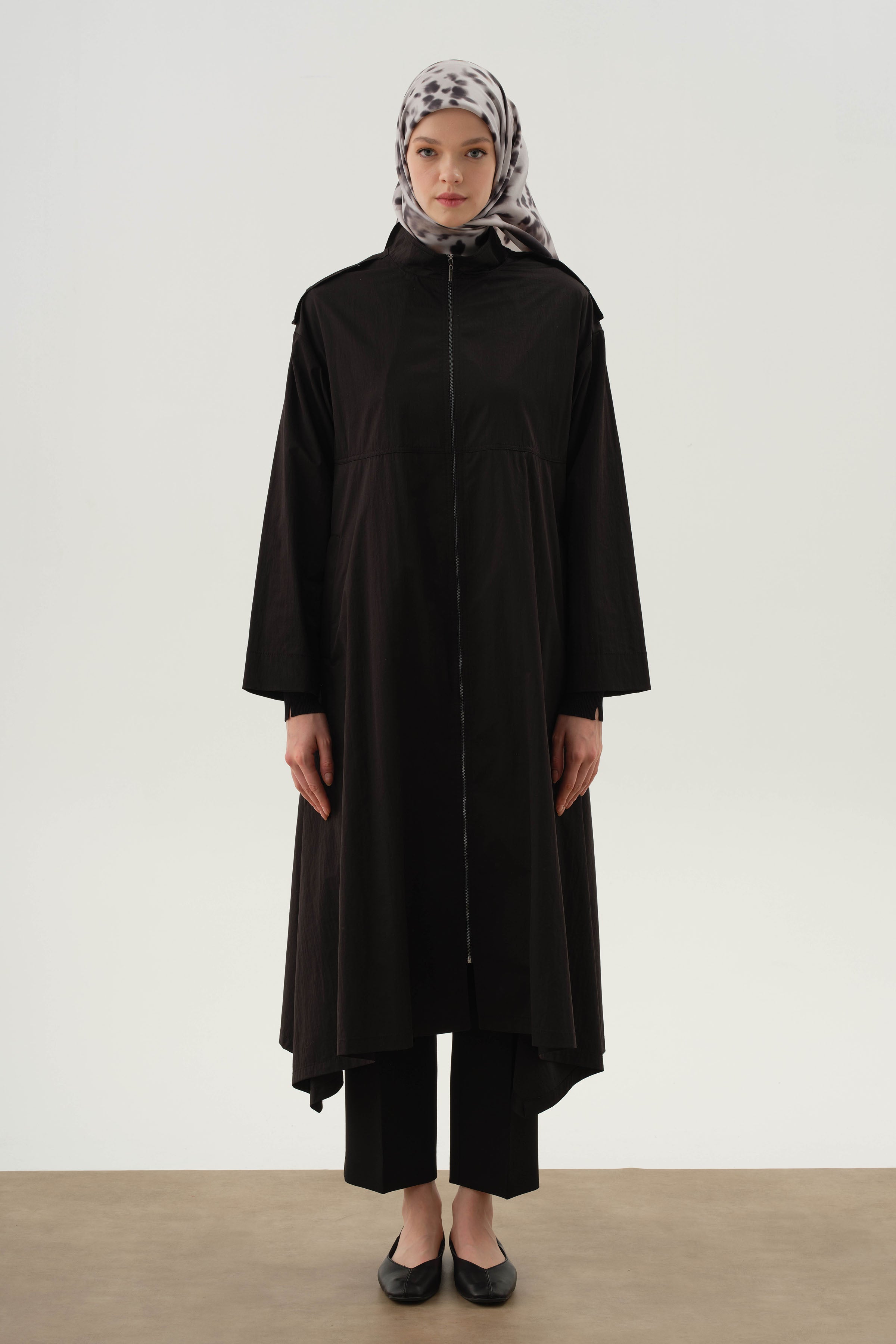 Asimetrik Kesim Düşük Kol Yağmurluk - Siyah TUGBA