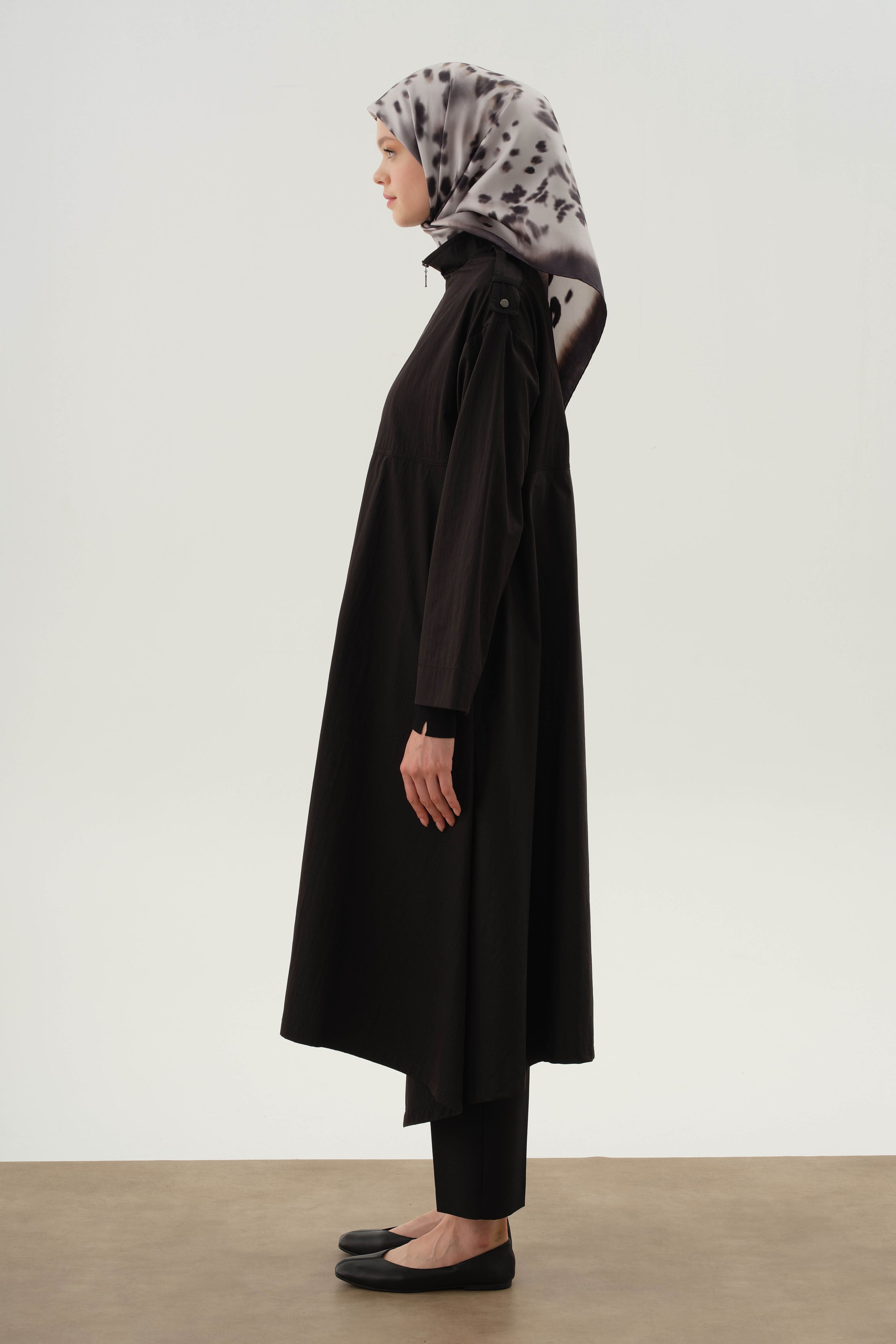 Asimetrik Kesim Düşük Kol Yağmurluk - Siyah TUGBA