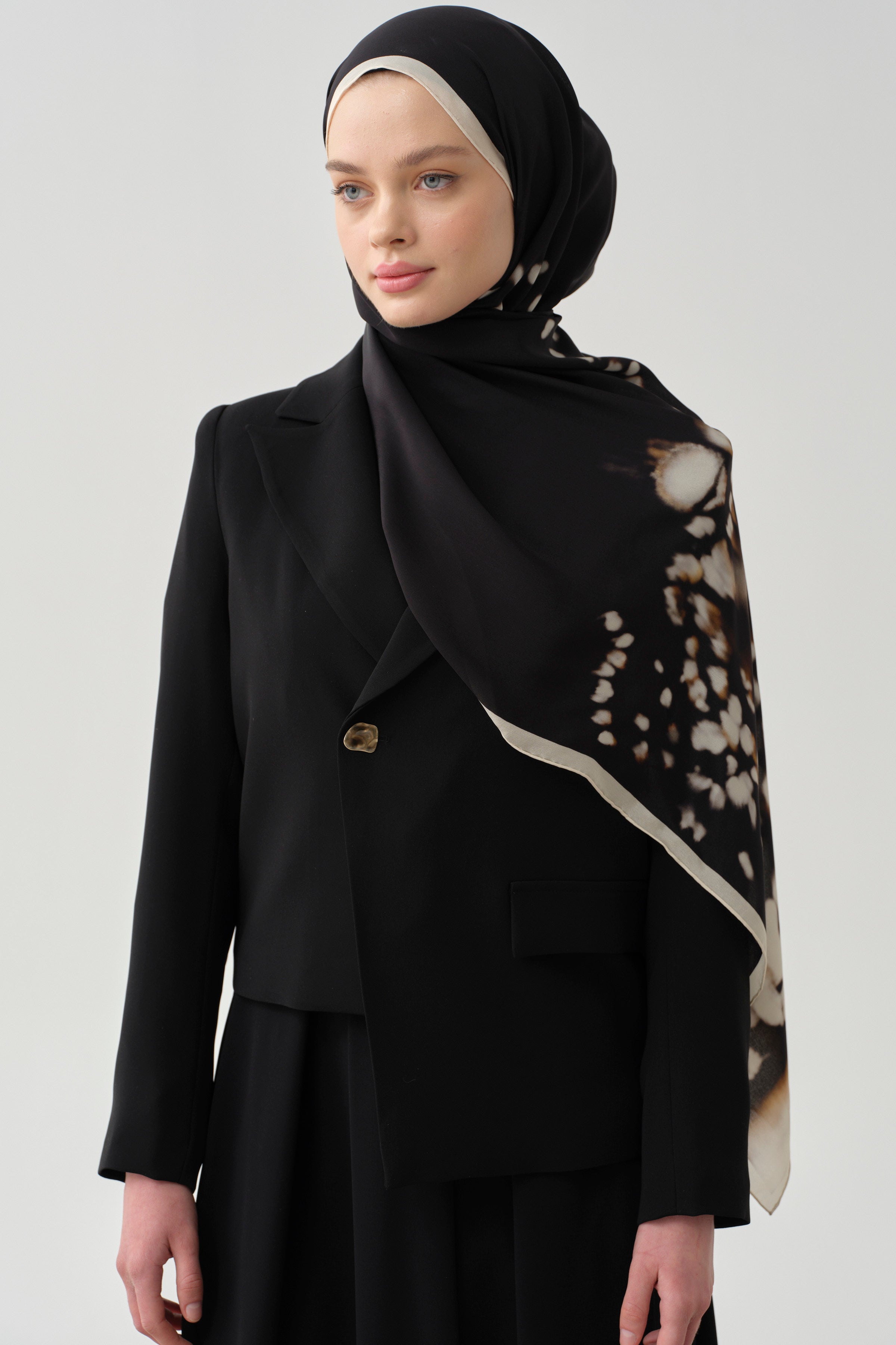 Asimetrik Ters Kruvaze Ceket - Siyah TUGBA