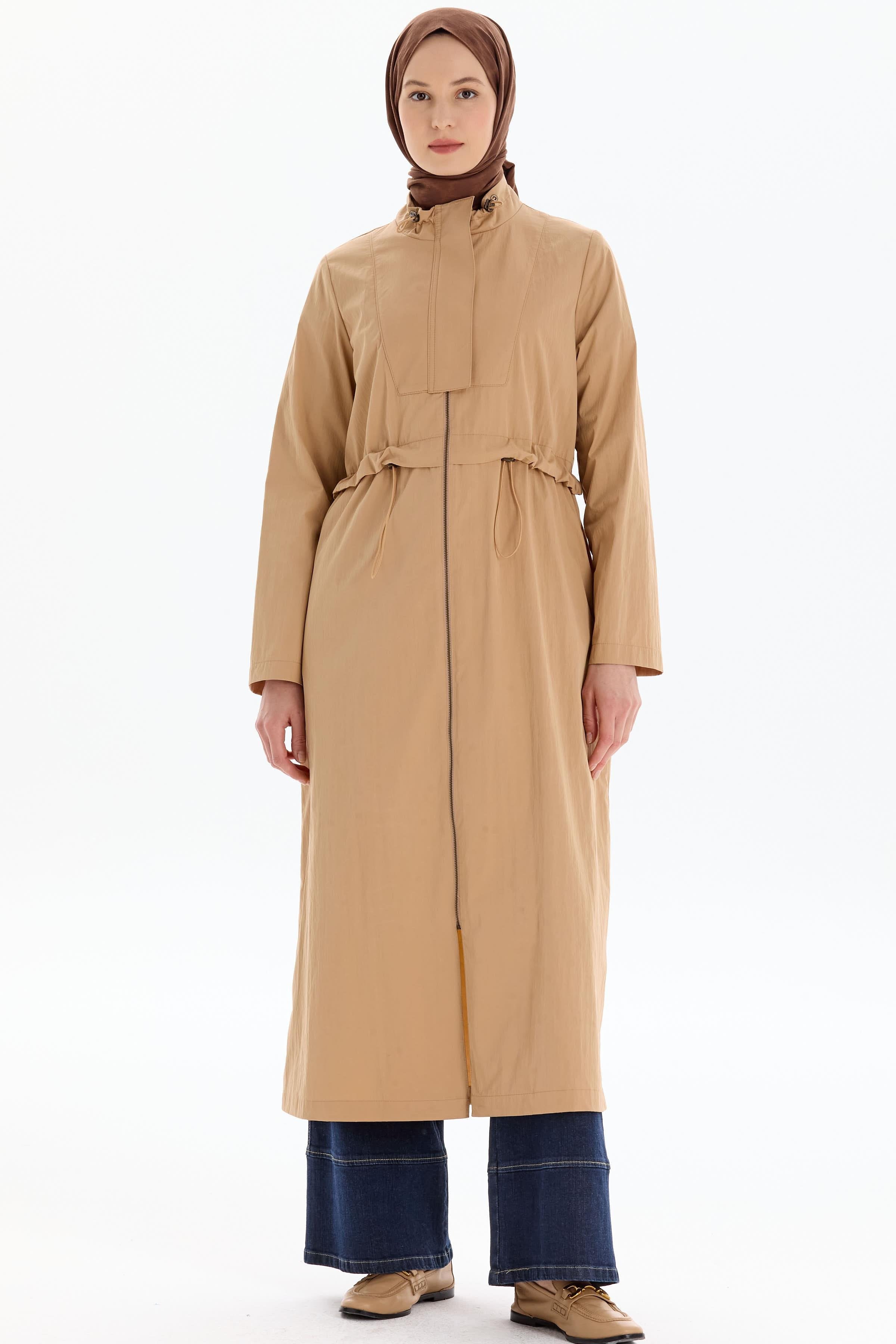 Bel Büzgülü Dik Yakalı Yağmurluk - Camel TUGBA