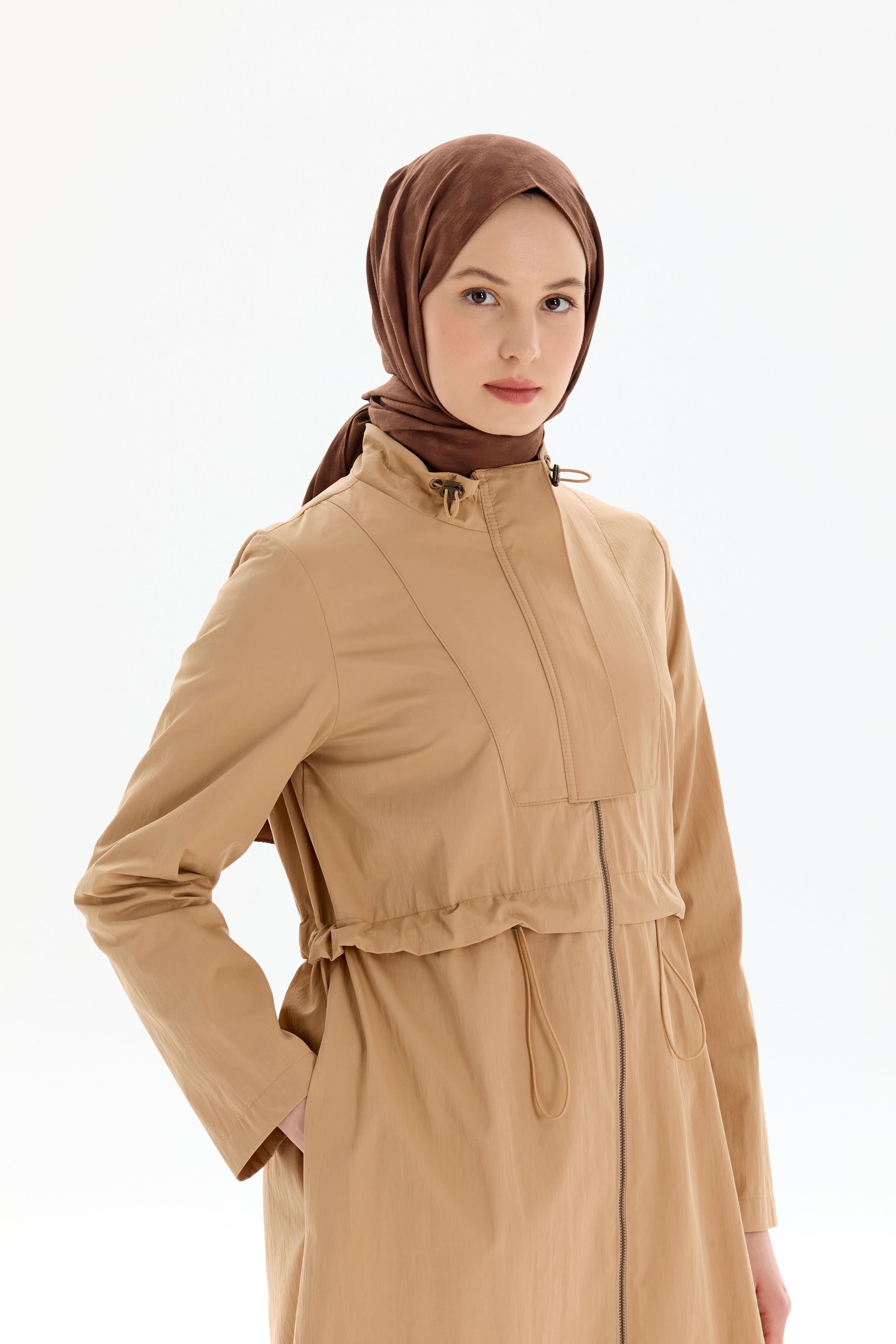 Bel Büzgülü Dik Yakalı Yağmurluk - Camel TUGBA