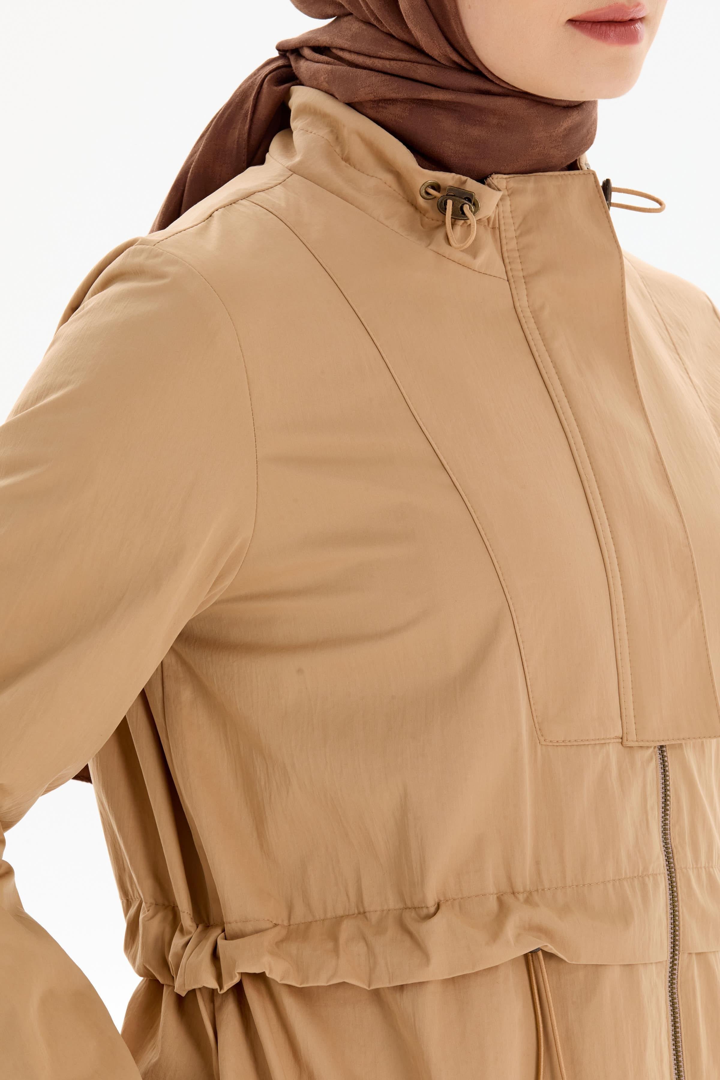 Bel Büzgülü Dik Yakalı Yağmurluk - Camel TUGBA
