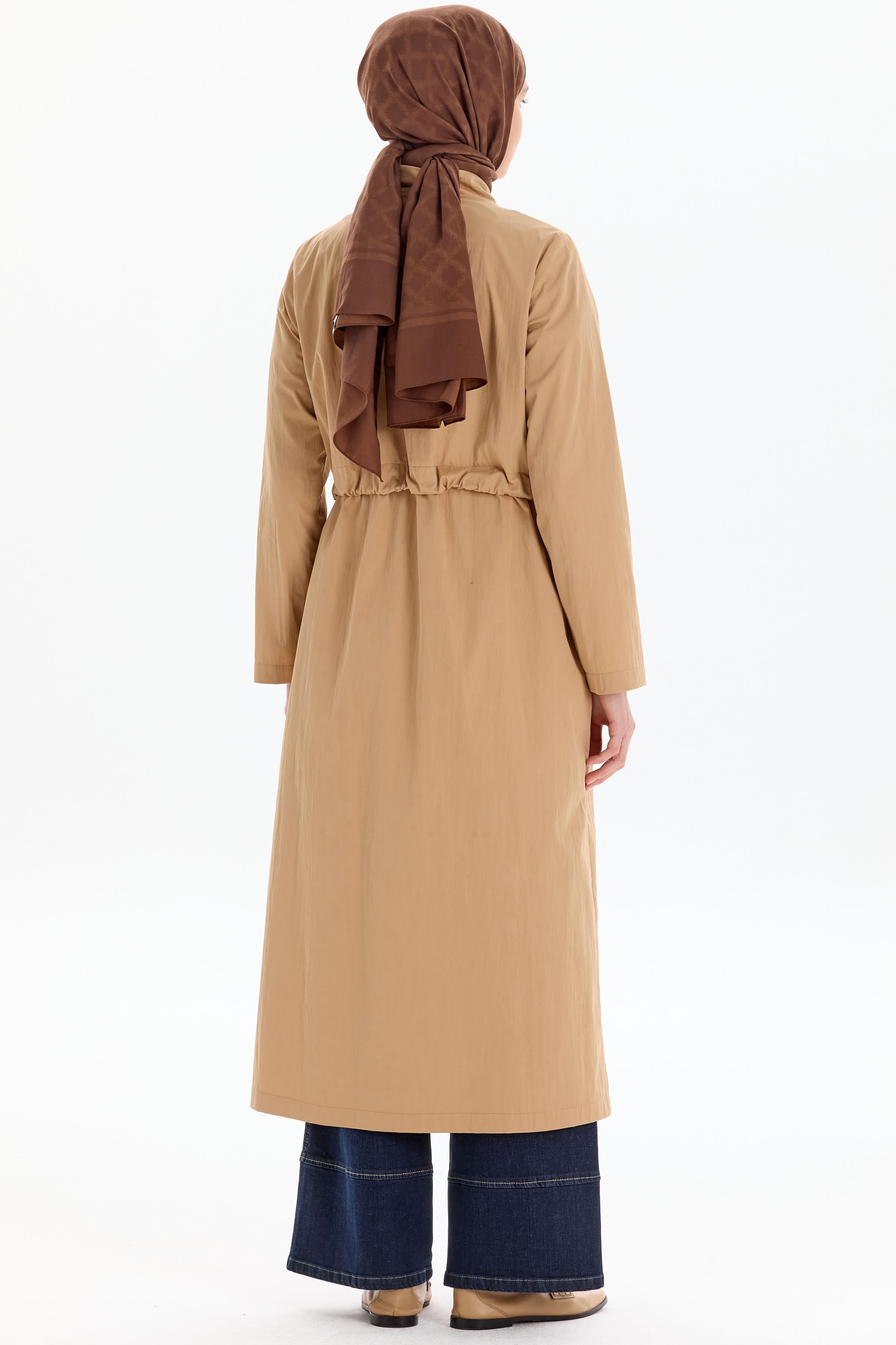 Bel Büzgülü Dik Yakalı Yağmurluk - Camel TUGBA