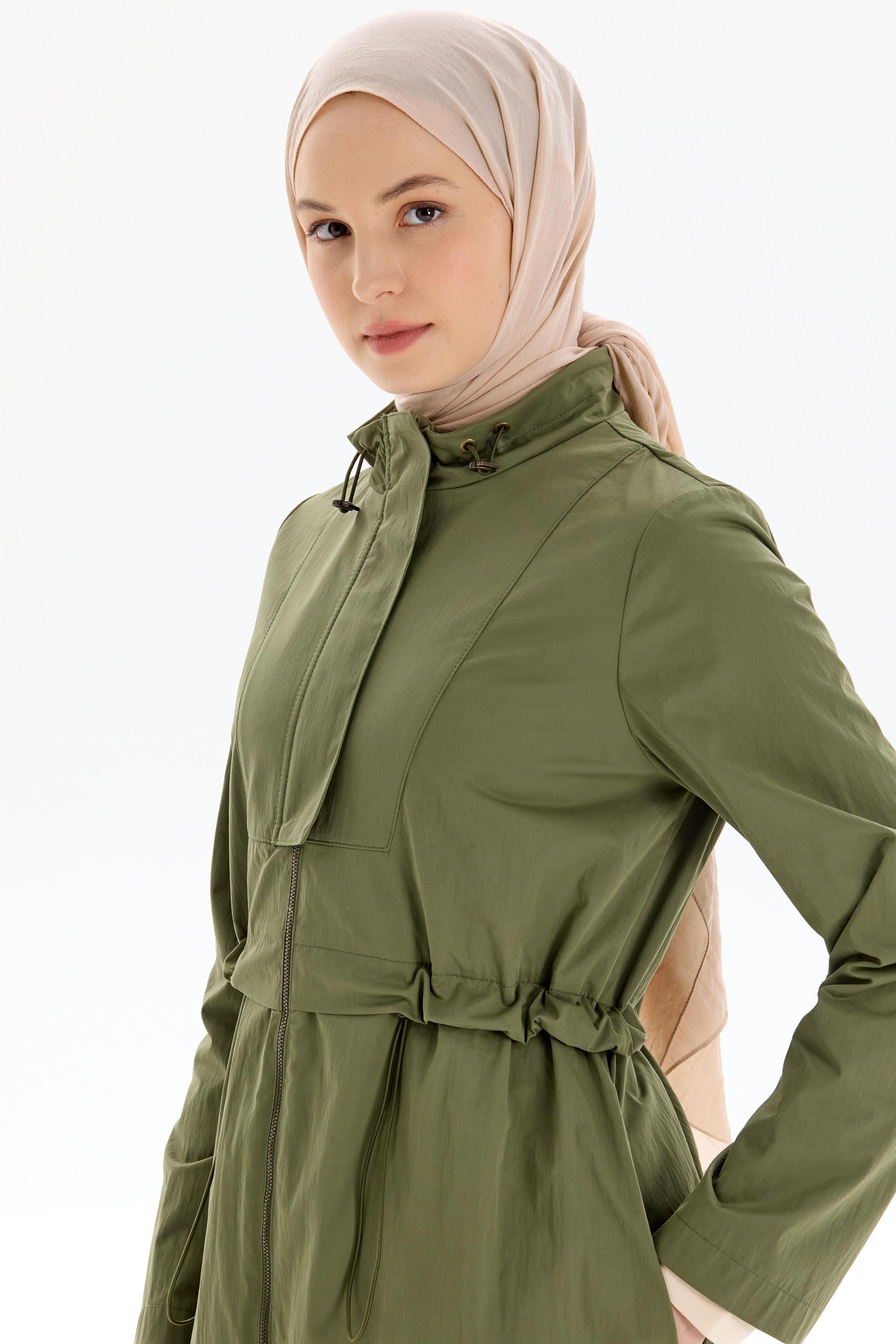 Bel Büzgülü Dik Yakalı Yağmurluk - Haki TUGBA