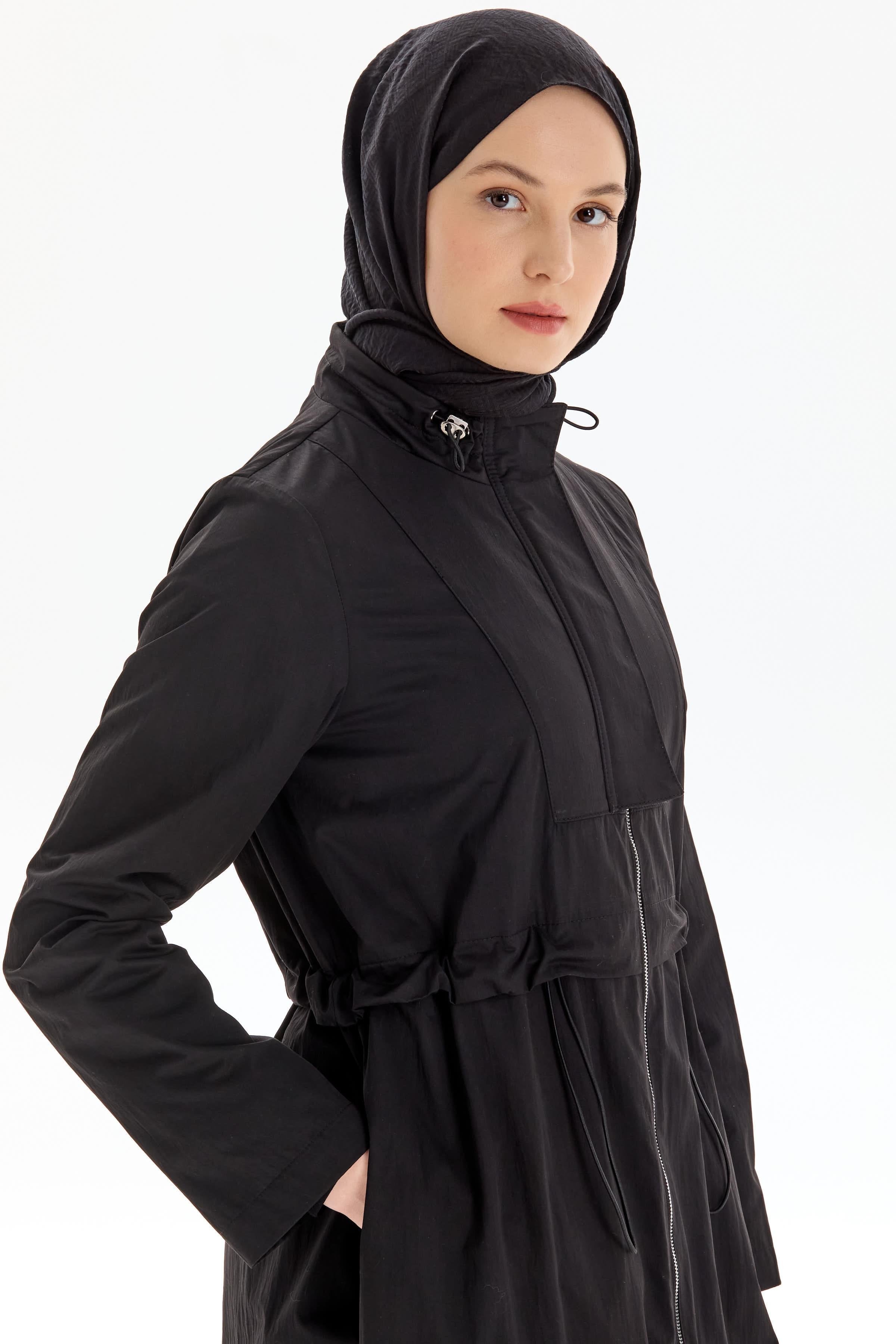 Bel Büzgülü Dik Yakalı Yağmurluk - Siyah TUGBA