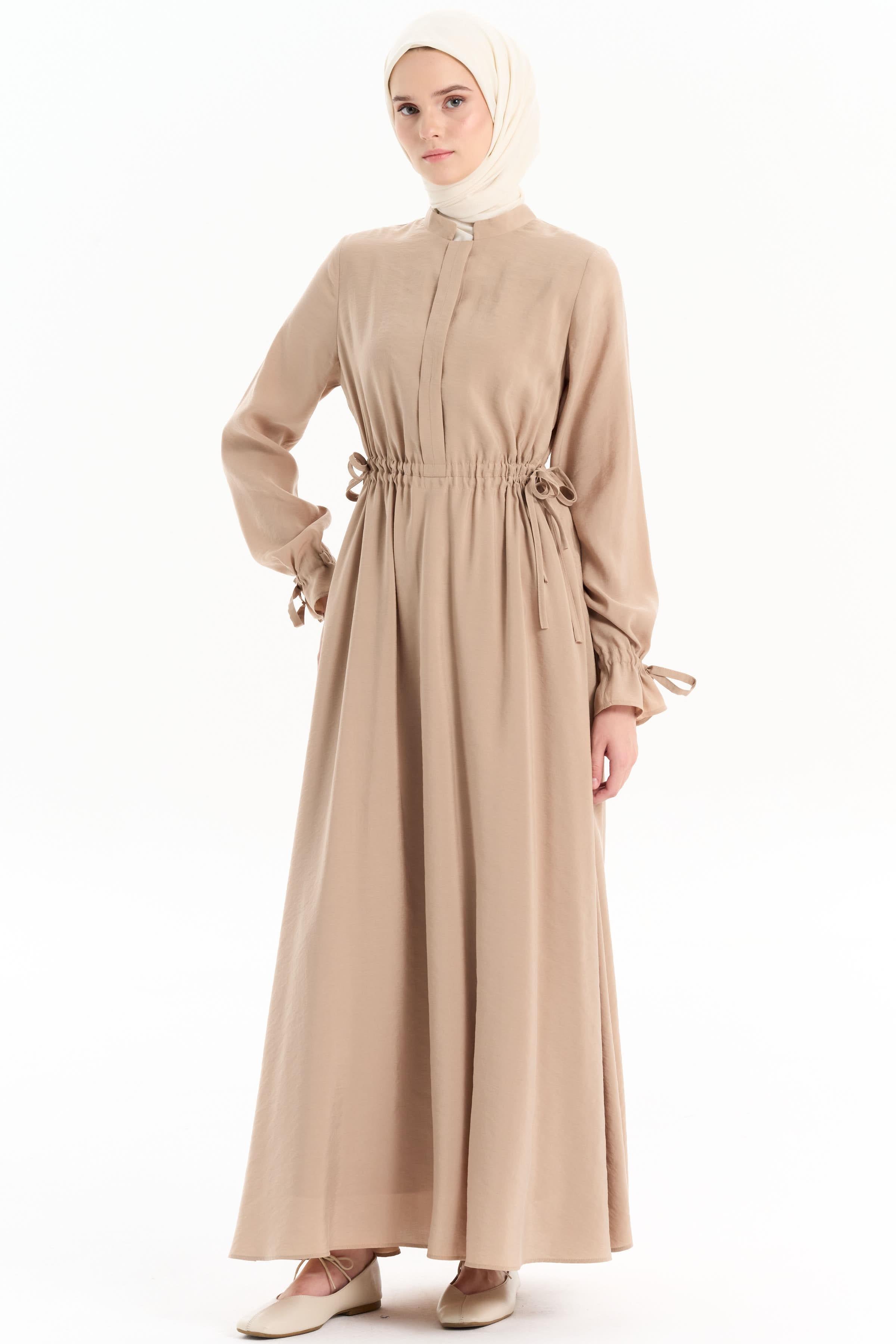 Bel Büzgülü Hakim Yakalı Elbise - Camel TUGBA