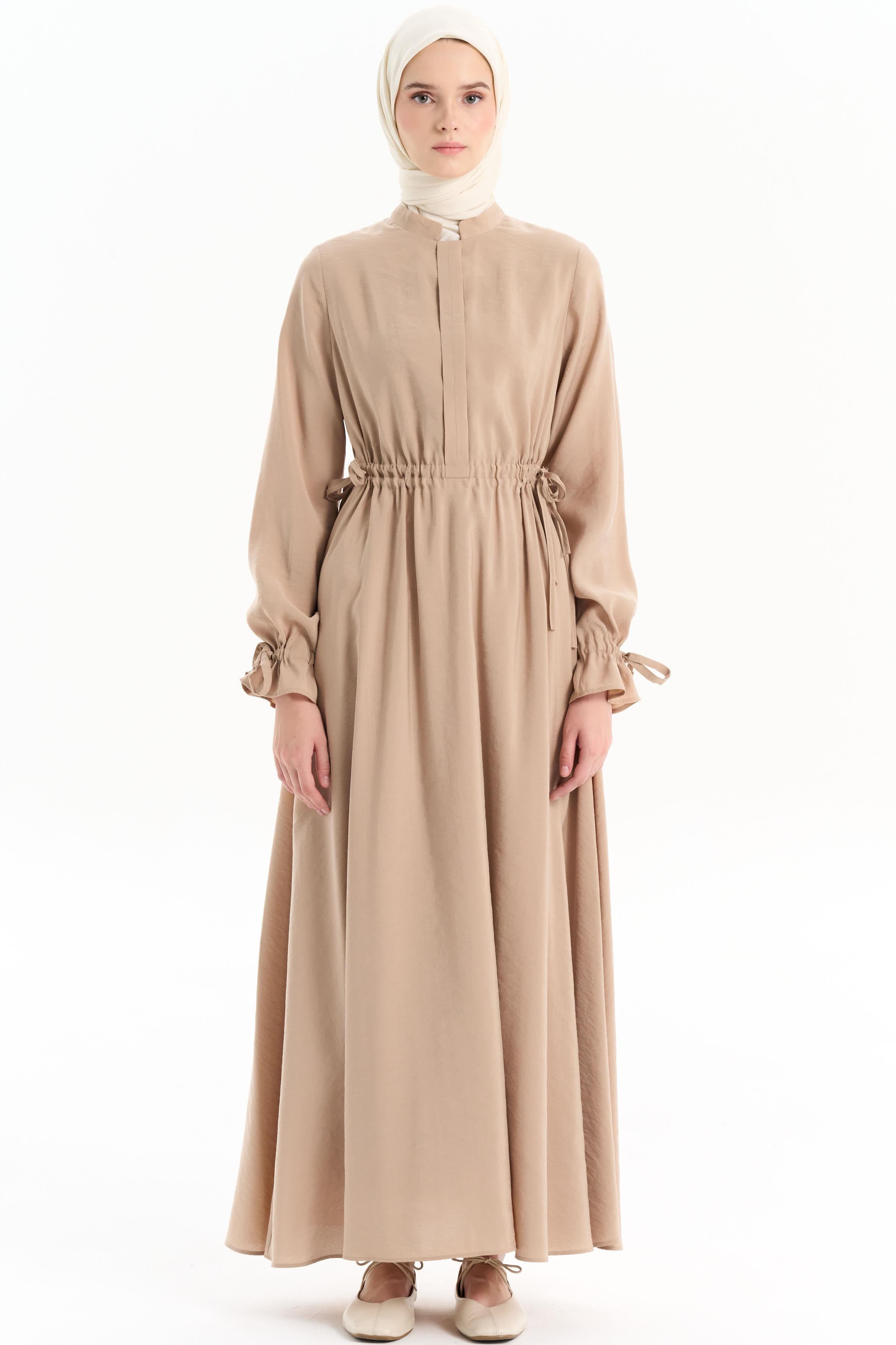 Bel Büzgülü Hakim Yakalı Elbise - Camel TUGBA