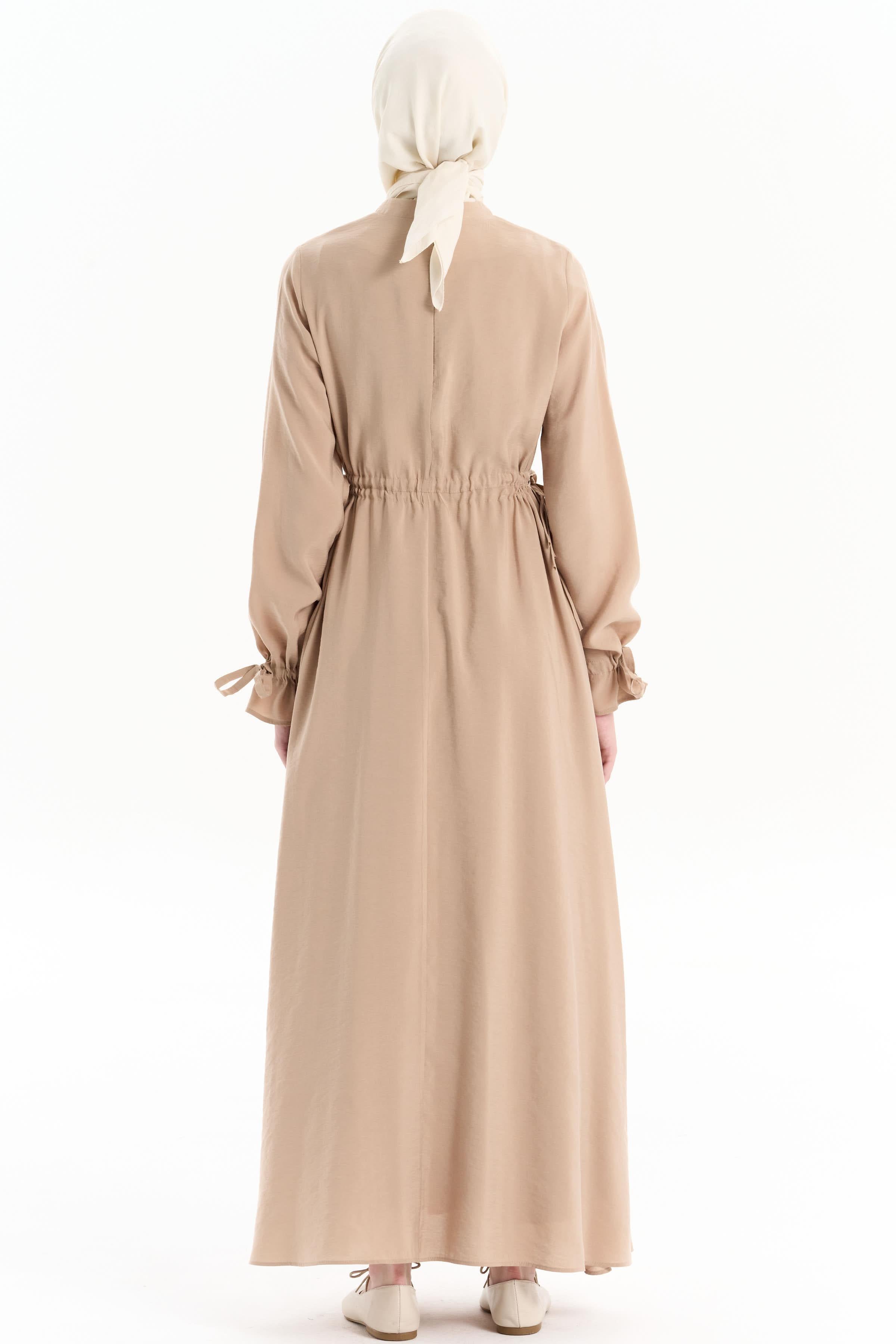 Bel Büzgülü Hakim Yakalı Elbise - Camel TUGBA