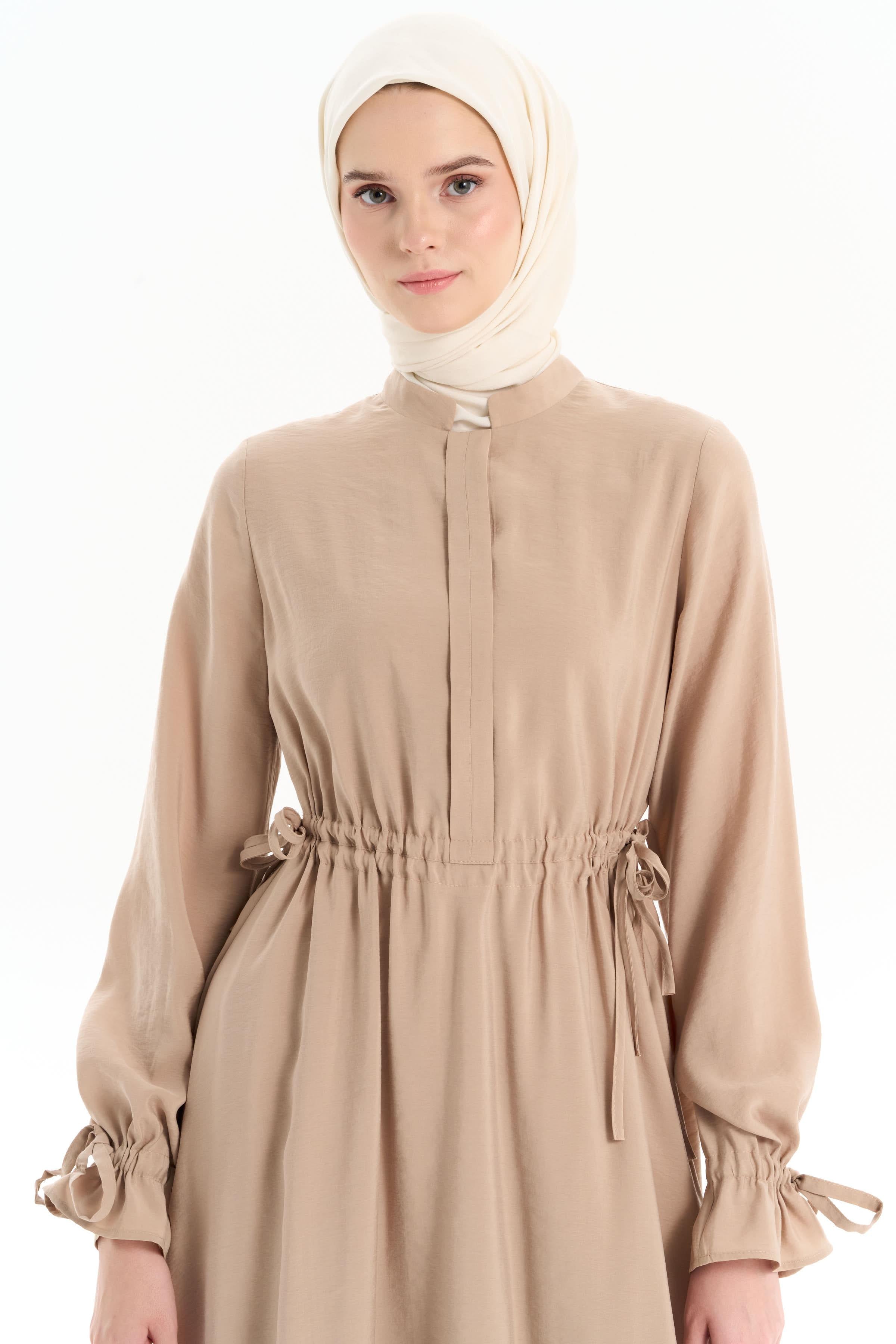 Bel Büzgülü Hakim Yakalı Elbise - Camel TUGBA