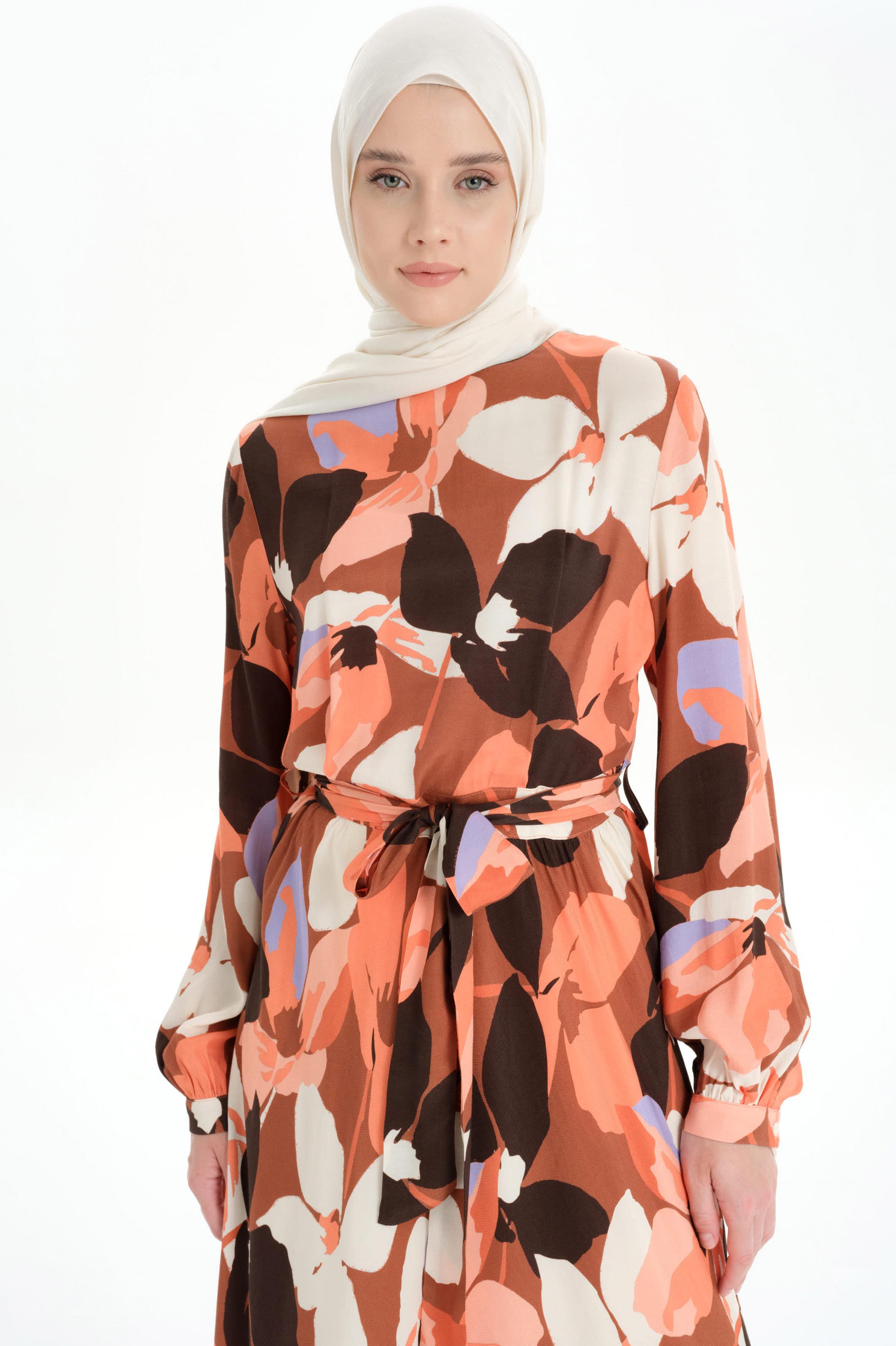 Bel Kuşaklı Sıfır Yakalı Desenli Elbise - Yavruağzı TUGBA