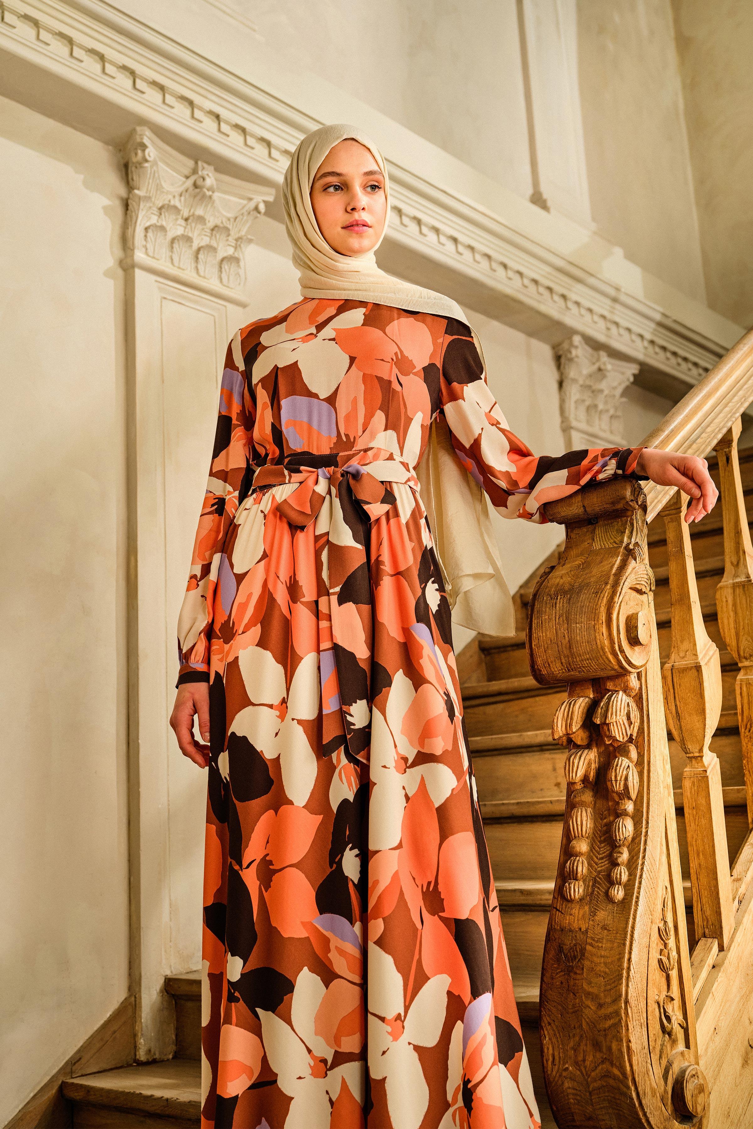 Bel Kuşaklı Sıfır Yakalı Desenli Elbise - Yavruağzı TUGBA