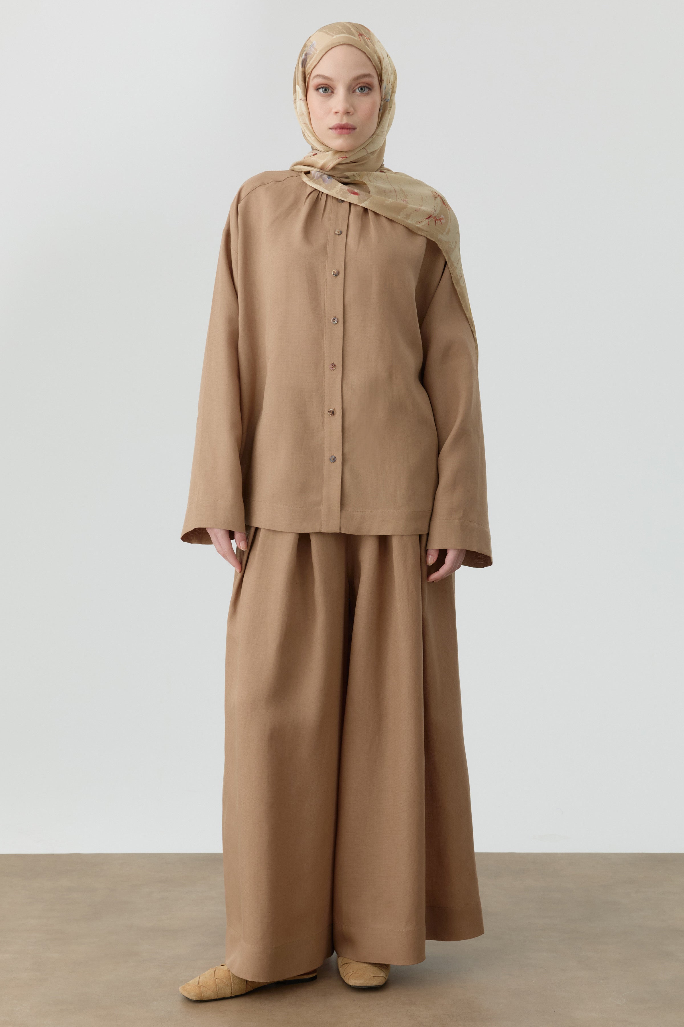 Bel Lastikli Plikaşe Detaylı Pantolon - Vizon TUGBA