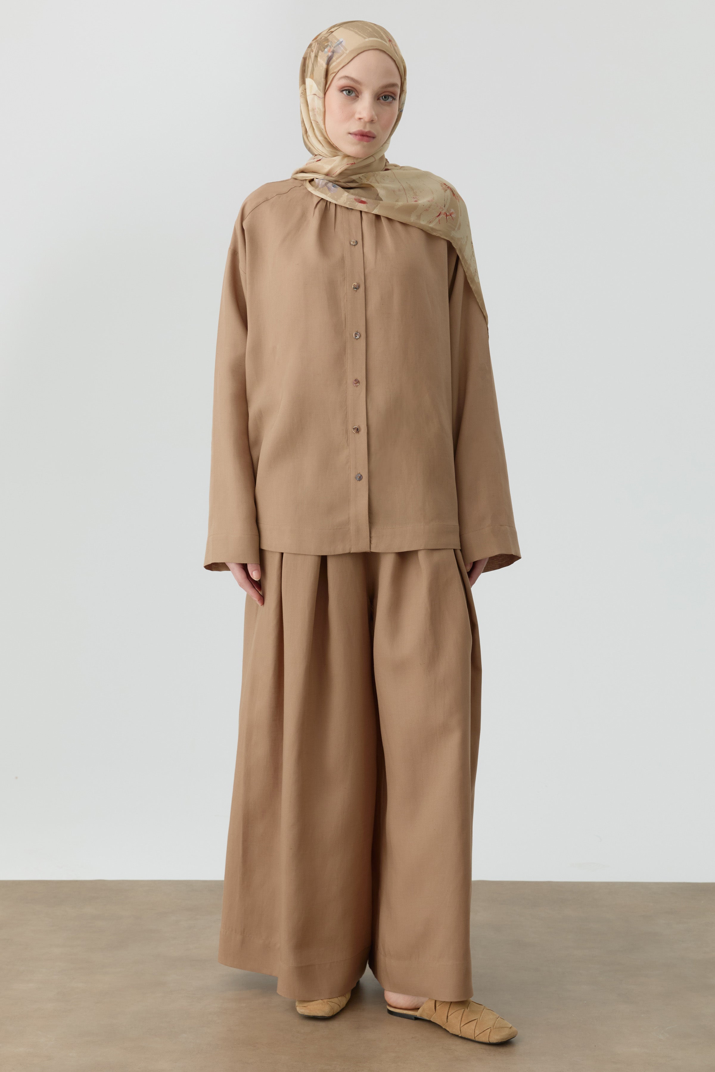 Bel Lastikli Plikaşe Detaylı Pantolon - Vizon TUGBA