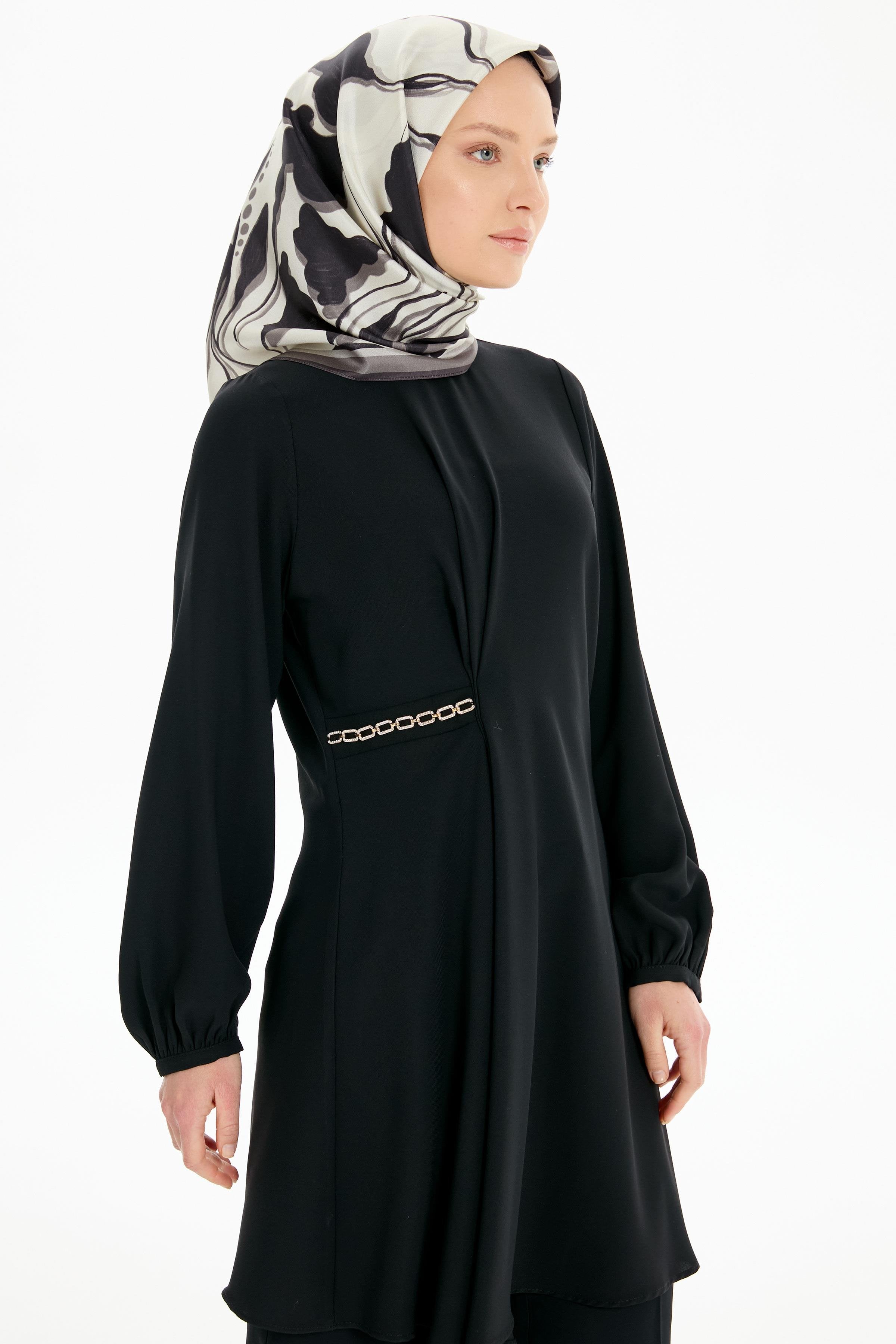 Bel Zincir Aksesuarlı Asimetrik Kesim Tunik - Siyah TUGBA