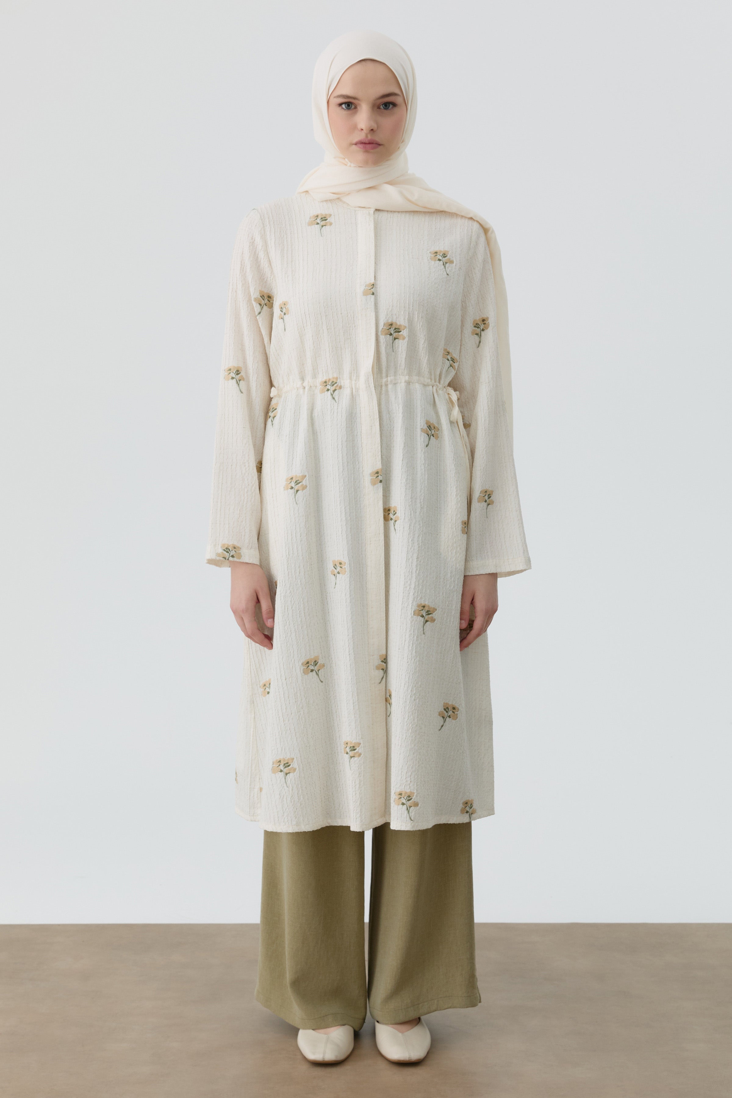 Belden Büzgü Bağlamalı Çiçek Desenli Tunik - Bej TUGBA