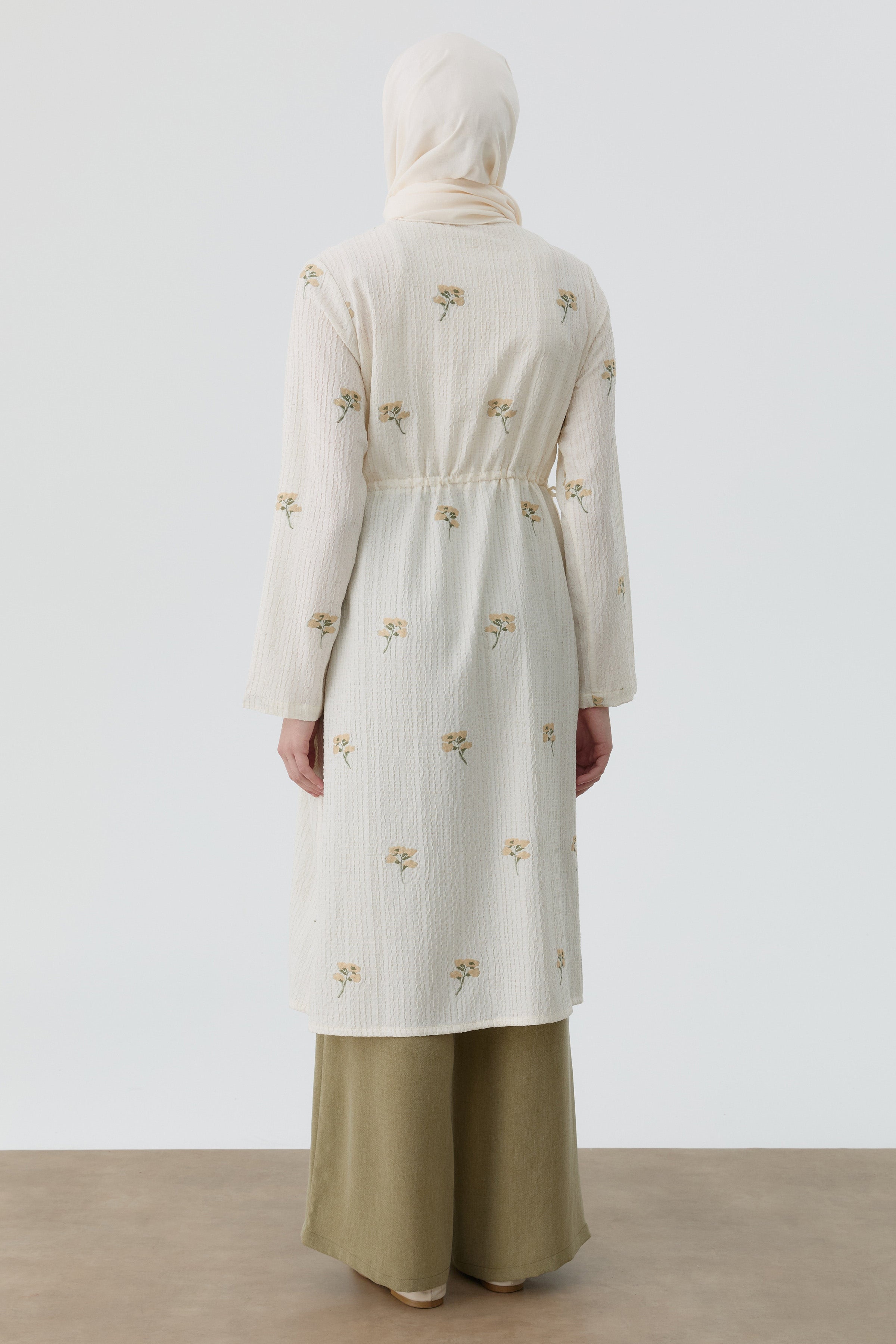 Belden Büzgü Bağlamalı Çiçek Desenli Tunik - Bej TUGBA