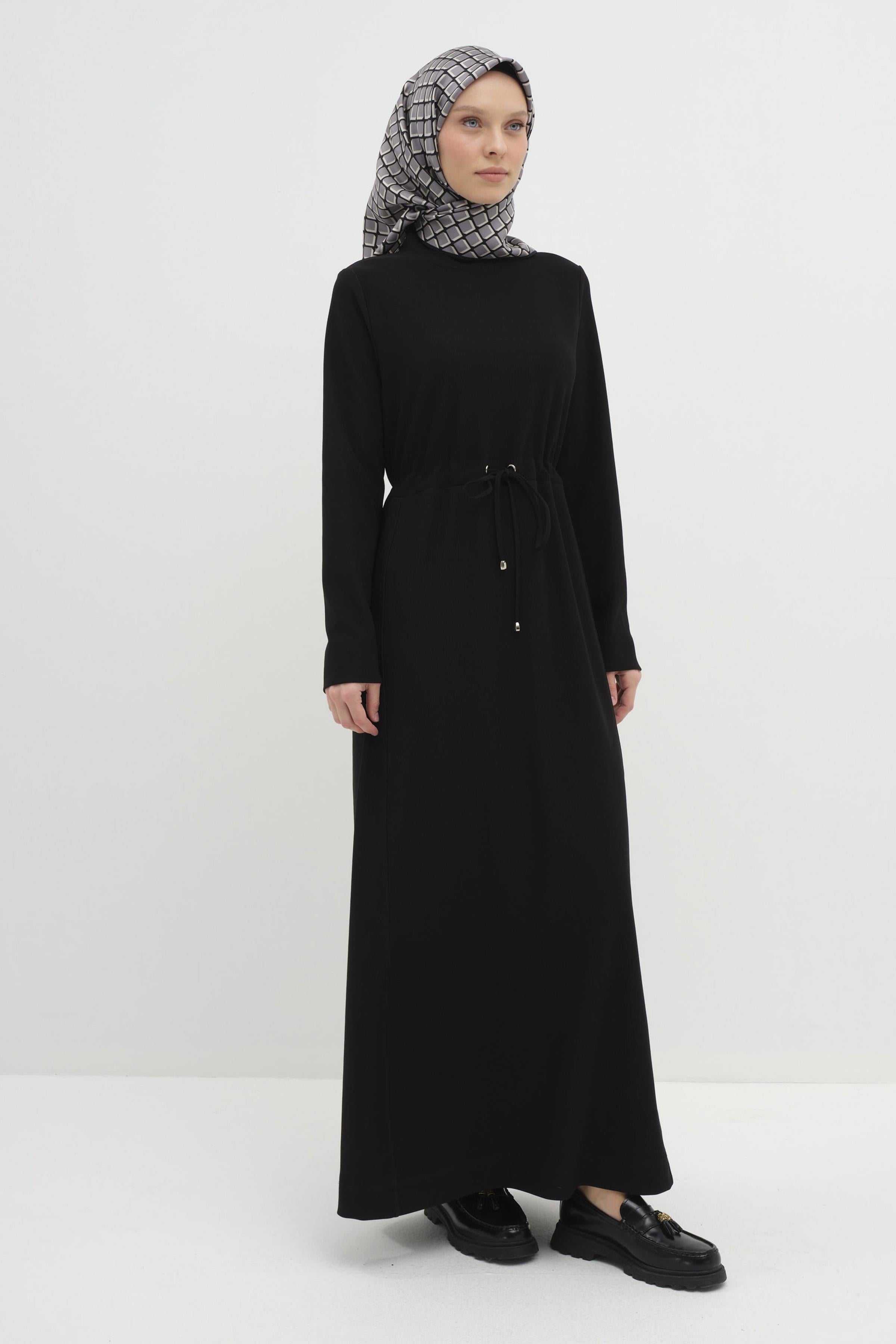 Beli Bağcık Detaylı Örme Elbise - Siyah TUGBA