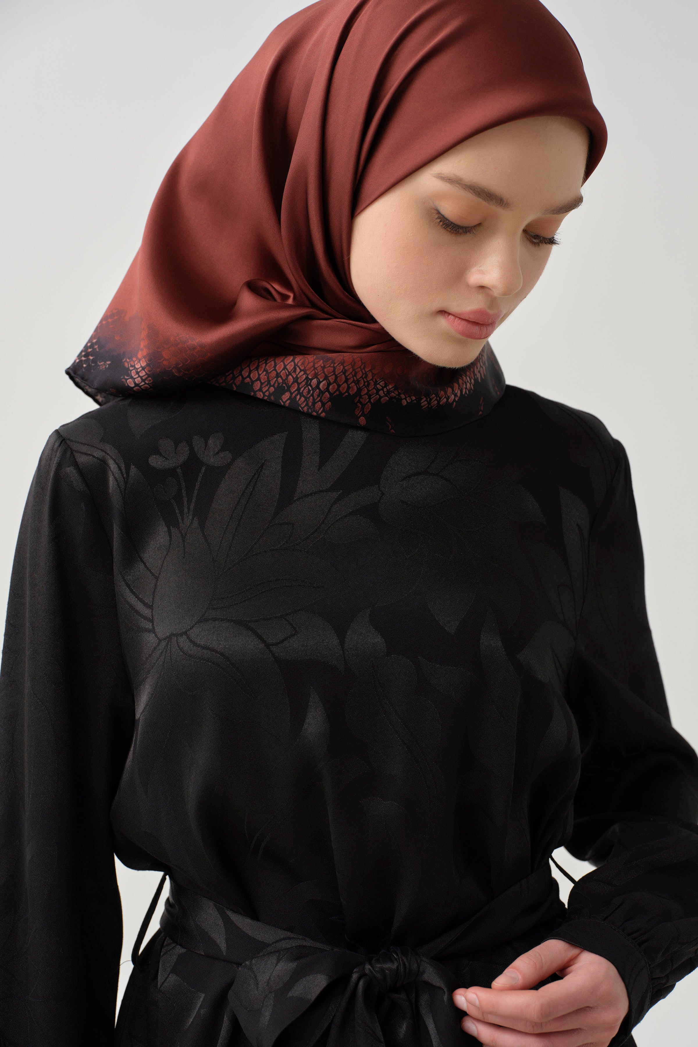 Beli Kuşaklı Desenli Bluz Etek Takım - Siyah TUGBA